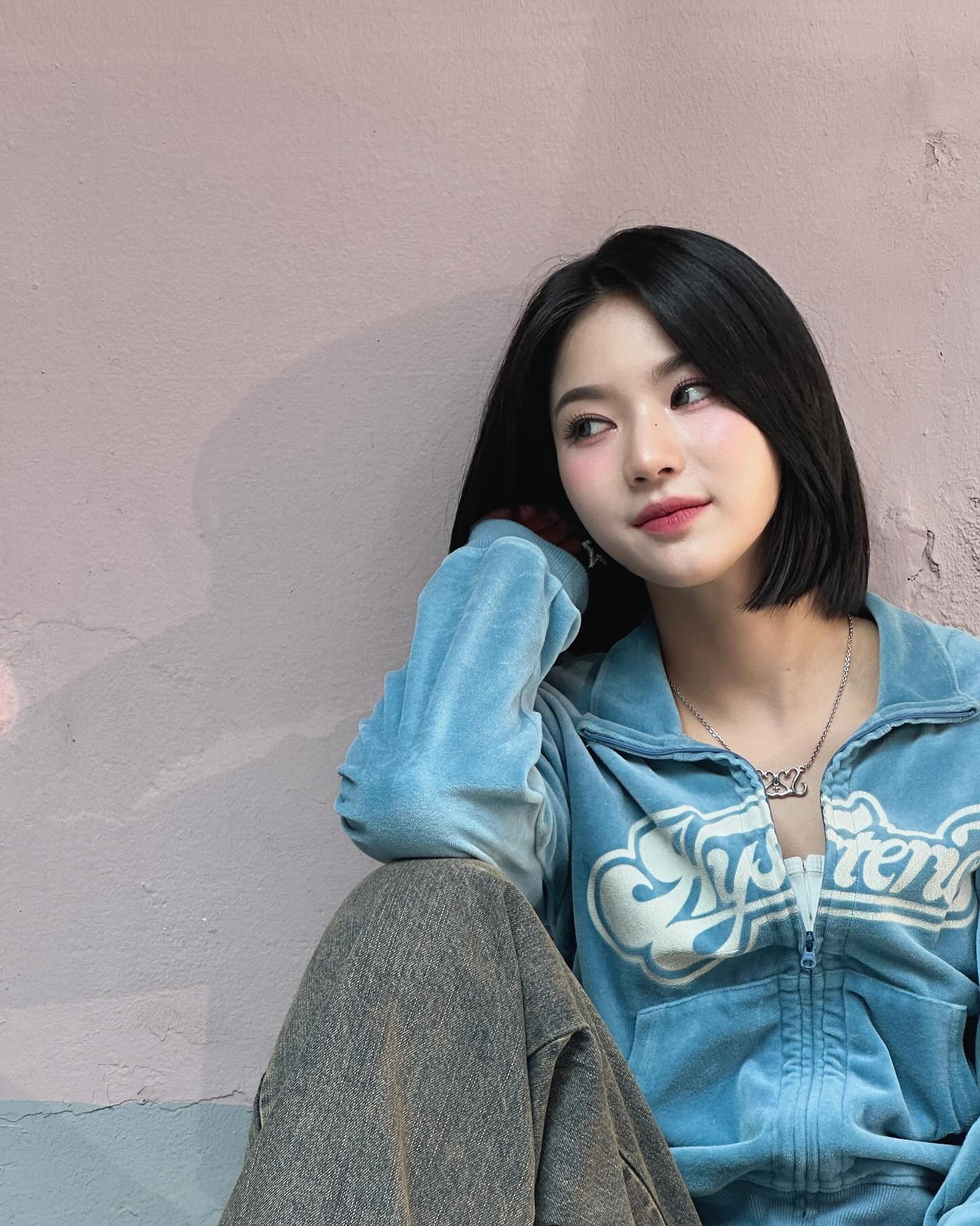 요즘 인기 많은 단발 스타일링🙍🏻‍♀️✂️

단발이 대세로 떠오르며 다양한 스타일링이 주목받고 있는데요. 얼굴형을 보완하고 세련미까지 더해주는 단발컷, 오늘은 얼굴형별 추천 스타일로 나에게 꼭 맞는 단발을 찾아보세요.🖤

1. 허쉬컷: 레이어드로 흐르는 텍스처가 볼륨은 살리고 무게감은 덜어줘, 볼살 있는 둥근 얼굴형에 날렵한 인상을 더해줍니다.

2. 허그컷: C컬이 자연스럽게 얼굴선을 감싸며, 각지고 턱선이 도드라진 얼굴형을 한층 부드럽고 입체적으로 만들어줍니다.

3. 태슬컷: 뚝 떨어지는 직선 커트가 시선을 아래로 분산시켜, 이마가 넓고 얼굴이 긴 얼굴형에 안정감을 주며 도시적인 분위기를 연출합니다.

4. 단발 S컬 펌: 물결처럼 흐르는 곡선이 광대가 넓거나 턱이 뾰족한 얼굴형의 날카로움을 감싸주며, 얼굴형에 상관없이 여성스러운 무드를 완성해줍니다. 이미지5