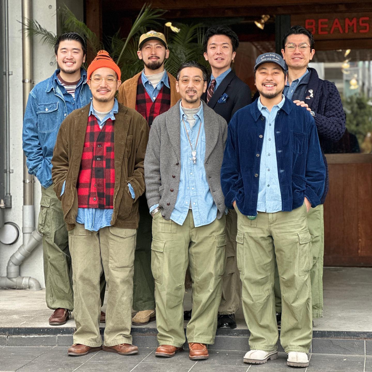 빔스 크루는 오늘도 단체사진을 찍습니다📸

인디고 셔츠, 데님 워크 재킷, 카고 팬츠, 네이비 블레이저 등. 모두 어디선가 한 번쯤 본 것 같고, 유니폼처럼 반복되죠. 하지만 이상하게도 지루하지 않는데요. 각자 선택한 넥타이의 패턴, 양말의 길이, 구두의 광택, 셔츠 단추를 어디까지 잠갔는지 같은 사소한 디테일이, 생각보다 큰 차이를 만듭니다. 정해진 드레스 코드 안에서도 각자의 방식으로, 그리고 자연스럽게 자기 몫의 자율성을 지켜냅니다. 이미지4