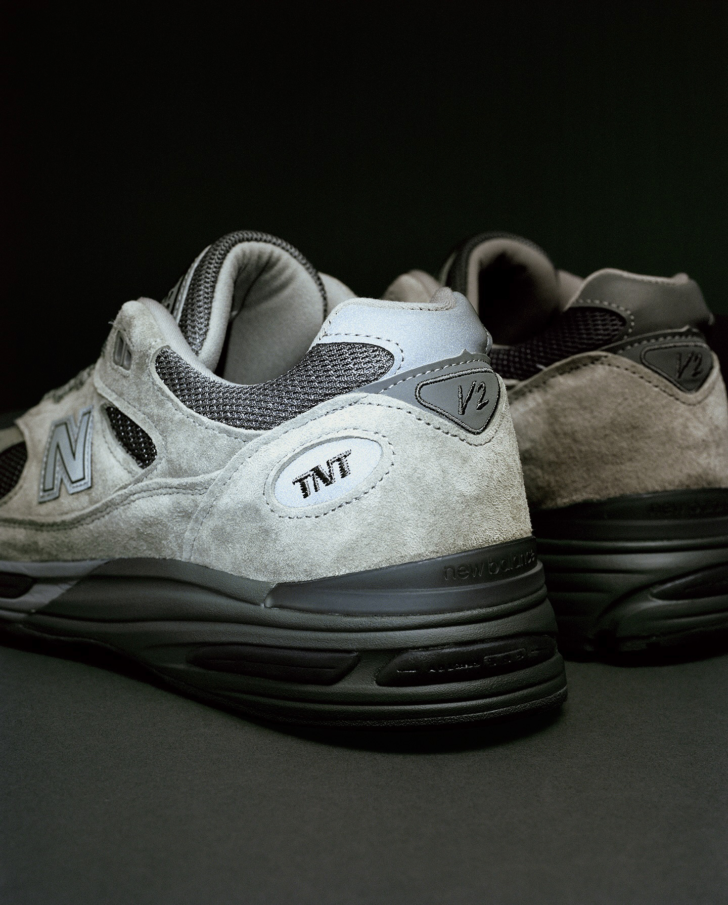 디네뎃 감성을 더한 991👟

디스이즈네버댓(thisisneverthat)과 뉴발란스(New Balance)가 다시 한번 클래식 아이템으로 돌아왔습니다.

MADE in UK 라인의 991v2를 베이스로, 세이지 그레이 컬러에 디네뎃의 감성이 들어간 슈즈입니다.

스트릿과 헤리티지의 조화🇰🇷🇬🇧 이미지6