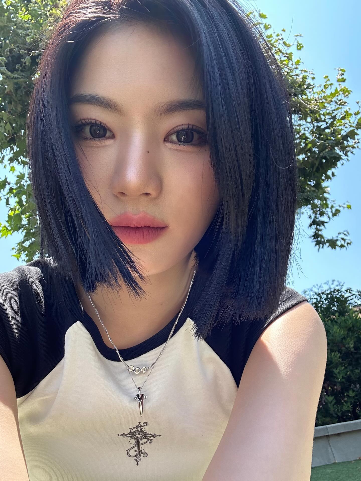 요즘 인기 많은 단발 스타일링🙍🏻‍♀️✂️

단발이 대세로 떠오르며 다양한 스타일링이 주목받고 있는데요. 얼굴형을 보완하고 세련미까지 더해주는 단발컷, 오늘은 얼굴형별 추천 스타일로 나에게 꼭 맞는 단발을 찾아보세요.🖤

1. 허쉬컷: 레이어드로 흐르는 텍스처가 볼륨은 살리고 무게감은 덜어줘, 볼살 있는 둥근 얼굴형에 날렵한 인상을 더해줍니다.

2. 허그컷: C컬이 자연스럽게 얼굴선을 감싸며, 각지고 턱선이 도드라진 얼굴형을 한층 부드럽고 입체적으로 만들어줍니다.

3. 태슬컷: 뚝 떨어지는 직선 커트가 시선을 아래로 분산시켜, 이마가 넓고 얼굴이 긴 얼굴형에 안정감을 주며 도시적인 분위기를 연출합니다.

4. 단발 S컬 펌: 물결처럼 흐르는 곡선이 광대가 넓거나 턱이 뾰족한 얼굴형의 날카로움을 감싸주며, 얼굴형에 상관없이 여성스러운 무드를 완성해줍니다. 이미지6