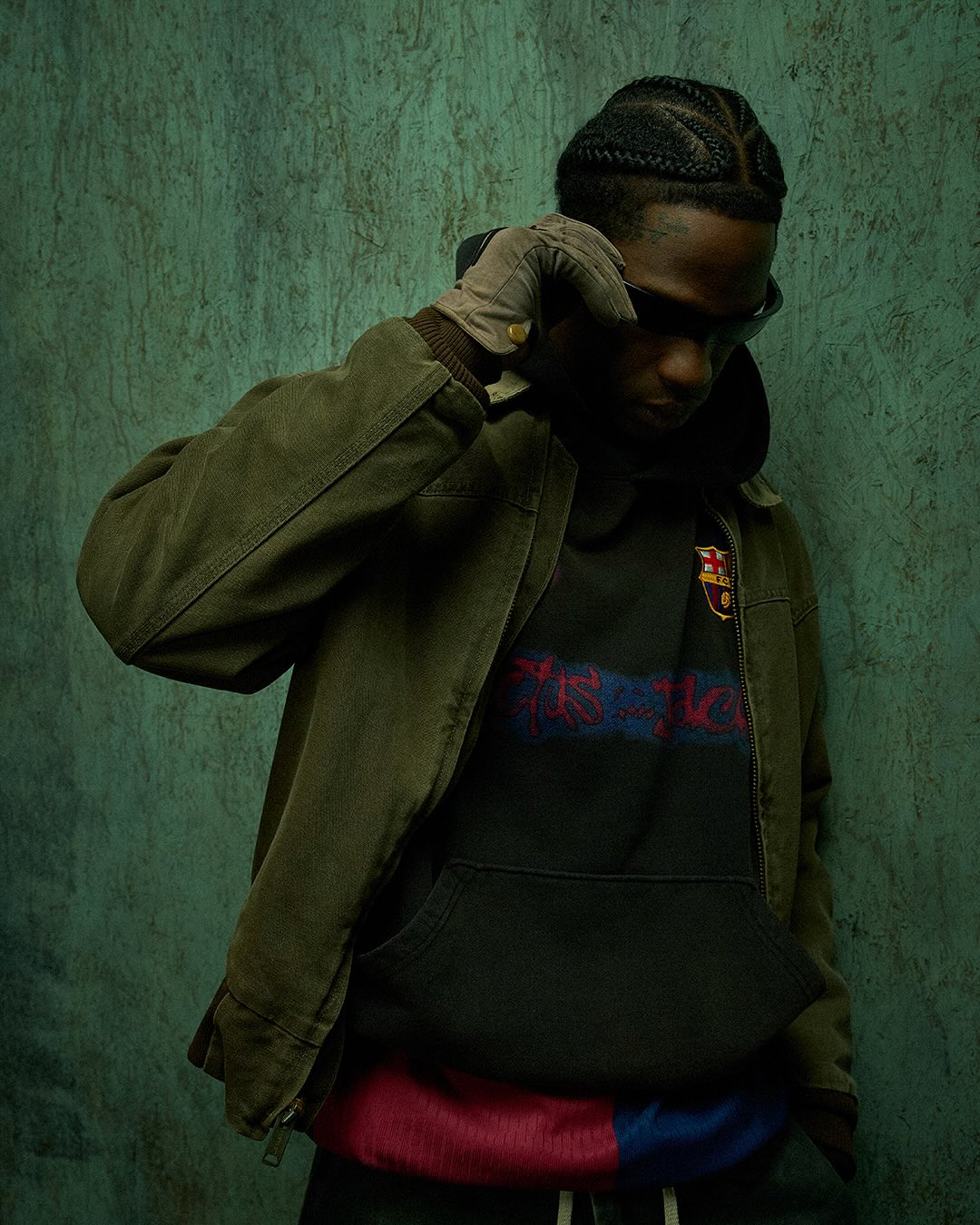 캑터스잭 x FC 바르셀로나 유니폼 공개⚽️🔥

트래비스스캇(travisscott)과 바르셀로나(fcbarcelona)가 역대급 협업 제품을 선보였습니다. 

바르샤의 상징적인 유니폼 위에 캑터스 잭(Cactus Jack)의 그래피티 로고가 더해진 스페셜 에디션이 공개됐습니다.

스캇과 바르셀로나의 협업은 이전부터 큰 관심을 모았으며 축구 유니폼 뿐 아니라 후드 제품도 볼 수 있습니다.

필드까지 점령한 스캇🌵 이미지2