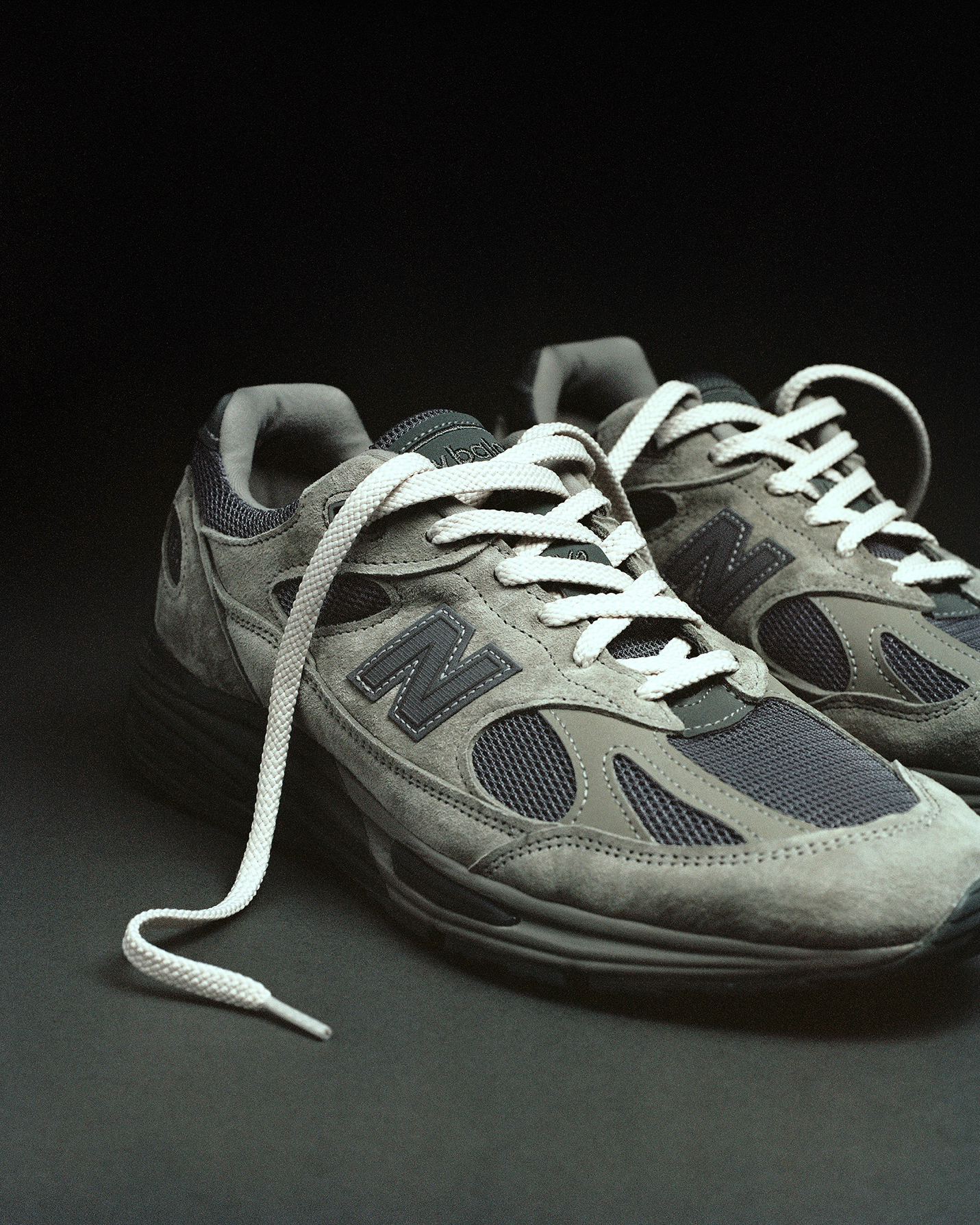 디네뎃 감성을 더한 991👟

디스이즈네버댓(thisisneverthat)과 뉴발란스(New Balance)가 다시 한번 클래식 아이템으로 돌아왔습니다.

MADE in UK 라인의 991v2를 베이스로, 세이지 그레이 컬러에 디네뎃의 감성이 들어간 슈즈입니다.

스트릿과 헤리티지의 조화🇰🇷🇬🇧 이미지2