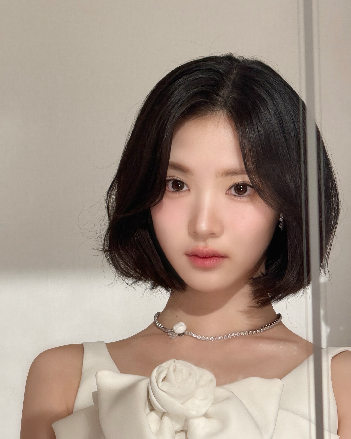 요즘 인기 많은 단발 스타일링🙍🏻‍♀️✂️

단발이 대세로 떠오르며 다양한 스타일링이 주목받고 있는데요. 얼굴형을 보완하고 세련미까지 더해주는 단발컷, 오늘은 얼굴형별 추천 스타일로 나에게 꼭 맞는 단발을 찾아보세요.🖤

1. 허쉬컷: 레이어드로 흐르는 텍스처가 볼륨은 살리고 무게감은 덜어줘, 볼살 있는 둥근 얼굴형에 날렵한 인상을 더해줍니다.

2. 허그컷: C컬이 자연스럽게 얼굴선을 감싸며, 각지고 턱선이 도드라진 얼굴형을 한층 부드럽고 입체적으로 만들어줍니다.

3. 태슬컷: 뚝 떨어지는 직선 커트가 시선을 아래로 분산시켜, 이마가 넓고 얼굴이 긴 얼굴형에 안정감을 주며 도시적인 분위기를 연출합니다.

4. 단발 S컬 펌: 물결처럼 흐르는 곡선이 광대가 넓거나 턱이 뾰족한 얼굴형의 날카로움을 감싸주며, 얼굴형에 상관없이 여성스러운 무드를 완성해줍니다. 이미지3