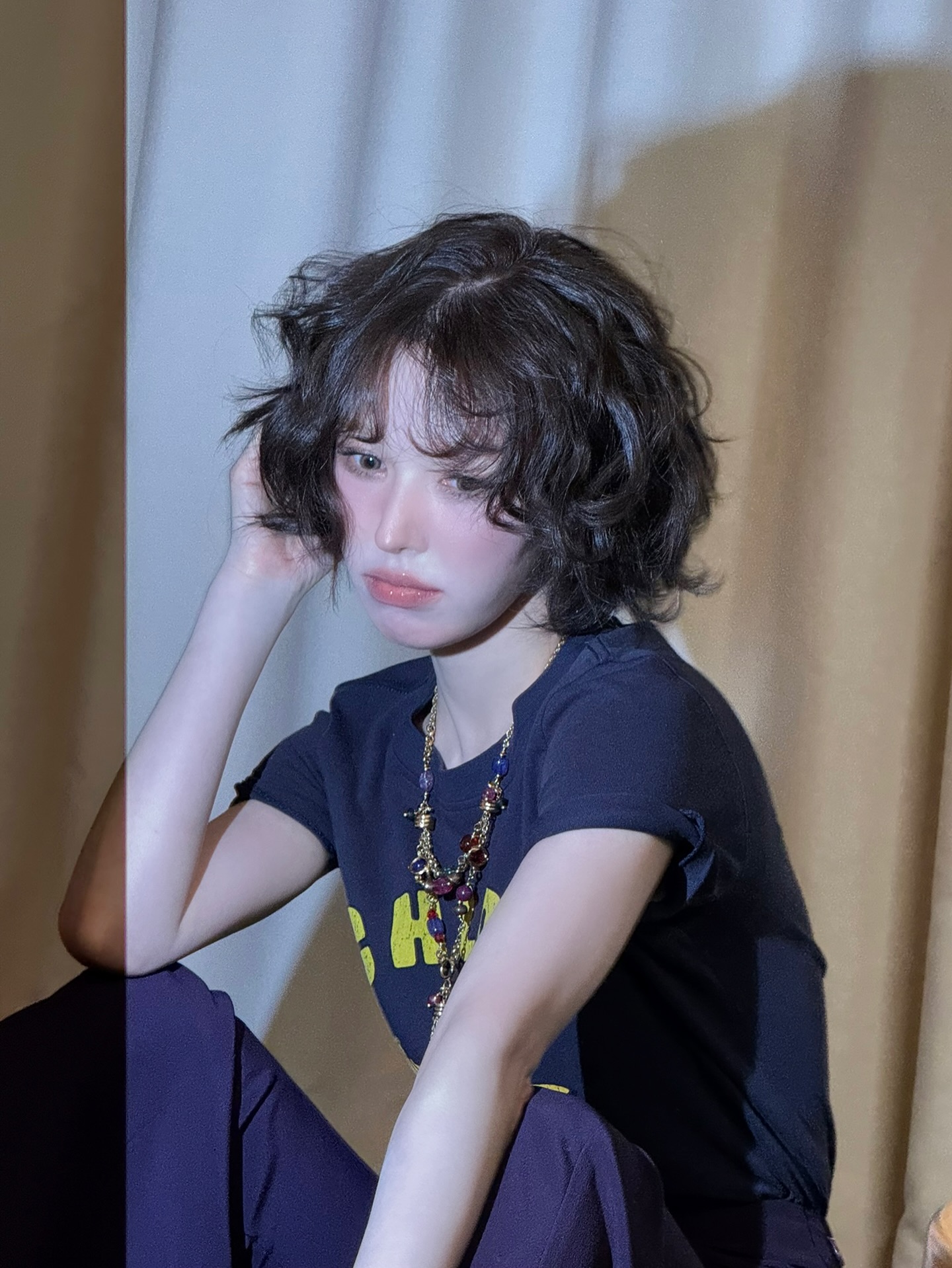 요즘 인기 많은 단발 스타일링🙍🏻‍♀️✂️

단발이 대세로 떠오르며 다양한 스타일링이 주목받고 있는데요. 얼굴형을 보완하고 세련미까지 더해주는 단발컷, 오늘은 얼굴형별 추천 스타일로 나에게 꼭 맞는 단발을 찾아보세요.🖤

1. 허쉬컷: 레이어드로 흐르는 텍스처가 볼륨은 살리고 무게감은 덜어줘, 볼살 있는 둥근 얼굴형에 날렵한 인상을 더해줍니다.

2. 허그컷: C컬이 자연스럽게 얼굴선을 감싸며, 각지고 턱선이 도드라진 얼굴형을 한층 부드럽고 입체적으로 만들어줍니다.

3. 태슬컷: 뚝 떨어지는 직선 커트가 시선을 아래로 분산시켜, 이마가 넓고 얼굴이 긴 얼굴형에 안정감을 주며 도시적인 분위기를 연출합니다.

4. 단발 S컬 펌: 물결처럼 흐르는 곡선이 광대가 넓거나 턱이 뾰족한 얼굴형의 날카로움을 감싸주며, 얼굴형에 상관없이 여성스러운 무드를 완성해줍니다. 이미지7