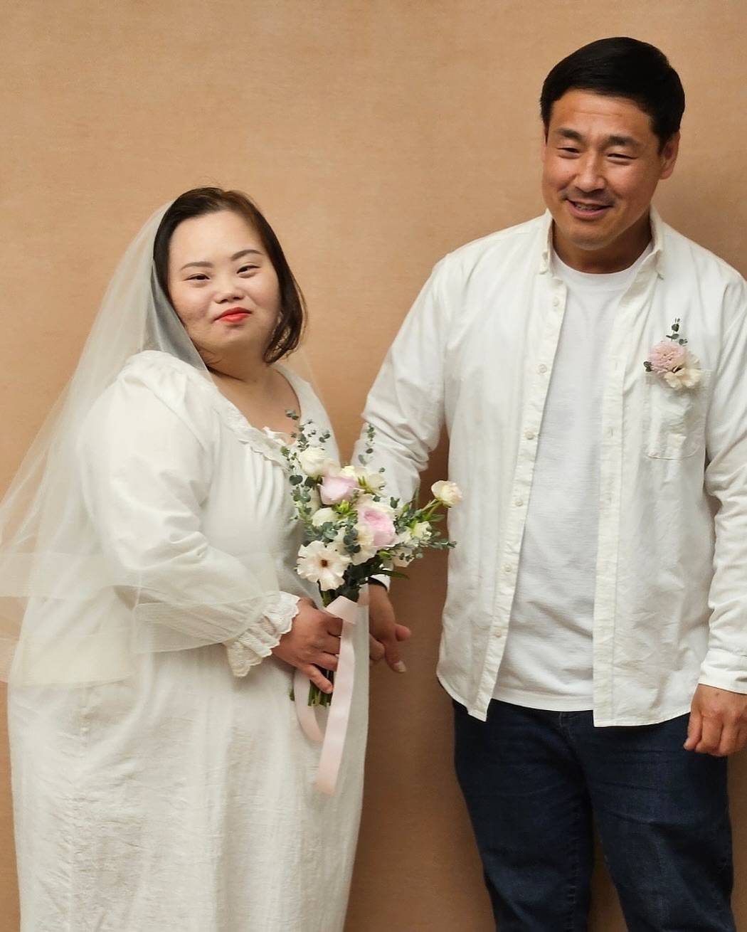 “우리들의 블루스” 한지민 언니🤍
정은혜 작가, 오늘(3일) 결혼합니다🤵🏻♂️👰🏻♀️축하드려요!❤️
작가 겸 배우 정은혜가 오늘(3일) 오후 경기도 양평에서 결혼식을 올립니다.
정은혜는 드라마 ‘우리들의 블루스’에서 한지민의 쌍둥이 언니 역을 맡아 따뜻한 연기로 큰 사랑을 받았습니다. 이후 작가이자 유튜브 크리에이터로 활동하며, 예술을 통해 사람과 삶을 기록하는 독자적인 행보를 이어왔습니다.
예비 신랑 조영남 씨와는 발달장애인 일터에서 처음 인연을 맺었으며, 이후 연인으로 발전했습니다. 두 사람은 결혼 준비 과정을 유튜브 ‘니얼굴 은혜씨’ 채널을 통해 공개하며 진솔한 일상을 나눠왔습니다.
결혼식은 전날 전야제를 시작으로 오늘 오후 5시 본식이 열립니다. 식전 공연과 영화 상영도 함께 마련되며, 정은혜는 “축복 속에서 새로운 시작을 하게 되어 기쁘다”고 소감을 전했습니다. 이미지7