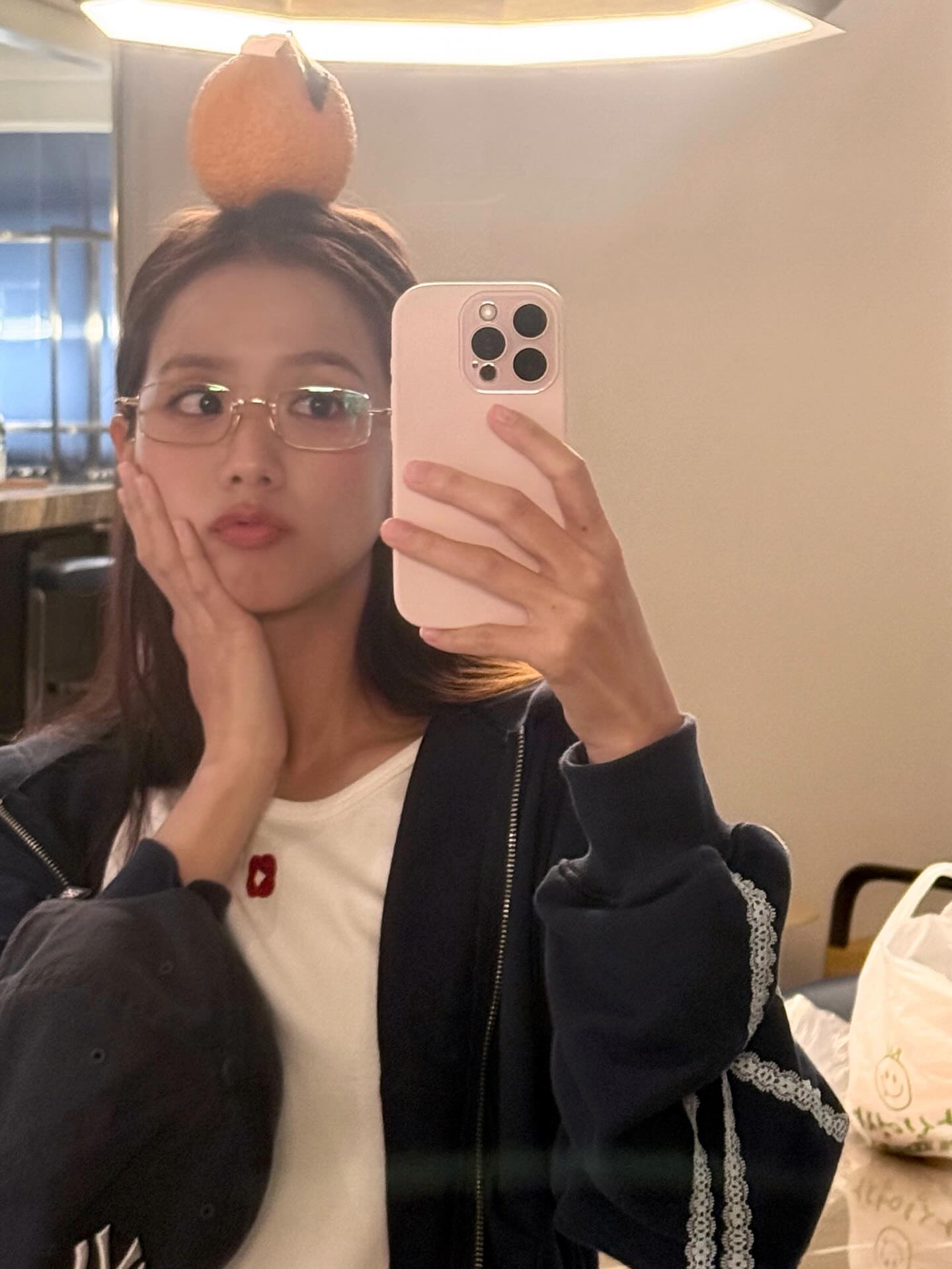 지수 찢청🩵✂️괜찮은데?!
쎈언니 코디말고,, 이런 코디 자주 보여줘요🍊

지수의 찢청과 후드 조합, 현실적인 워너비 룩입니다.

지수는 최근 SNS에 일상 셀카를 공개했습니다. 편안한 후드 집업 위에 그 찢청. 꾸안꾸 정보를 알려드립니다.

1. 마리떼, W 디스트로이드 워싱 연청 데님 팬츠
지수가 입은 팬츠는 마리떼 프랑소와 저버 제품으로, 연청 워싱과 데미지가 돋보입니다. 가격은 219,000원으로 실루엣 완성도가 높습니다.

2. 에프에이디, 레이스 크롭 후디 집업
후드는 에프에이디(FAD) 레이스 후디 집업으로, 가격은 정가 128,000원입니다. 레이스와 크롭 기장이 조화를 이루며 찢청과도 잘 어울립니다. 이미지4