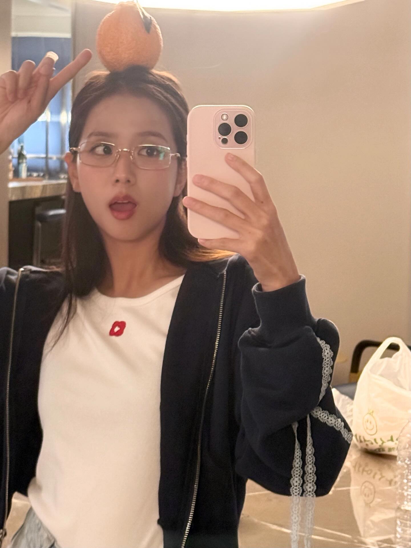 지수 찢청🩵✂️괜찮은데?!
쎈언니 코디말고,, 이런 코디 자주 보여줘요🍊

지수의 찢청과 후드 조합, 현실적인 워너비 룩입니다.

지수는 최근 SNS에 일상 셀카를 공개했습니다. 편안한 후드 집업 위에 그 찢청. 꾸안꾸 정보를 알려드립니다.

1. 마리떼, W 디스트로이드 워싱 연청 데님 팬츠
지수가 입은 팬츠는 마리떼 프랑소와 저버 제품으로, 연청 워싱과 데미지가 돋보입니다. 가격은 219,000원으로 실루엣 완성도가 높습니다.

2. 에프에이디, 레이스 크롭 후디 집업
후드는 에프에이디(FAD) 레이스 후디 집업으로, 가격은 정가 128,000원입니다. 레이스와 크롭 기장이 조화를 이루며 찢청과도 잘 어울립니다. 이미지5