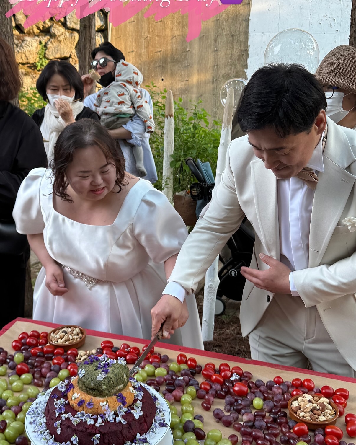 “우리들의 블루스” 한지민 언니🤍
정은혜 작가, 오늘(3일) 결혼합니다🤵🏻♂️👰🏻♀️축하드려요!❤️
작가 겸 배우 정은혜가 오늘(3일) 오후 경기도 양평에서 결혼식을 올립니다.
정은혜는 드라마 ‘우리들의 블루스’에서 한지민의 쌍둥이 언니 역을 맡아 따뜻한 연기로 큰 사랑을 받았습니다. 이후 작가이자 유튜브 크리에이터로 활동하며, 예술을 통해 사람과 삶을 기록하는 독자적인 행보를 이어왔습니다.
예비 신랑 조영남 씨와는 발달장애인 일터에서 처음 인연을 맺었으며, 이후 연인으로 발전했습니다. 두 사람은 결혼 준비 과정을 유튜브 ‘니얼굴 은혜씨’ 채널을 통해 공개하며 진솔한 일상을 나눠왔습니다.
결혼식은 전날 전야제를 시작으로 오늘 오후 5시 본식이 열립니다. 식전 공연과 영화 상영도 함께 마련되며, 정은혜는 “축복 속에서 새로운 시작을 하게 되어 기쁘다”고 소감을 전했습니다. 이미지4