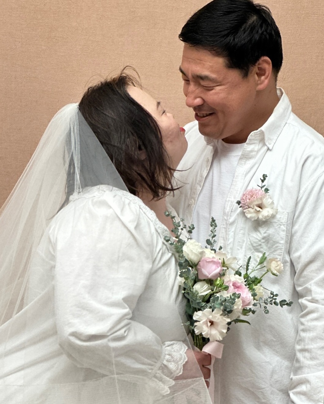 “우리들의 블루스” 한지민 언니🤍
정은혜 작가, 오늘(3일) 결혼합니다🤵🏻♂️👰🏻♀️축하드려요!❤️
작가 겸 배우 정은혜가 오늘(3일) 오후 경기도 양평에서 결혼식을 올립니다.
정은혜는 드라마 ‘우리들의 블루스’에서 한지민의 쌍둥이 언니 역을 맡아 따뜻한 연기로 큰 사랑을 받았습니다. 이후 작가이자 유튜브 크리에이터로 활동하며, 예술을 통해 사람과 삶을 기록하는 독자적인 행보를 이어왔습니다.
예비 신랑 조영남 씨와는 발달장애인 일터에서 처음 인연을 맺었으며, 이후 연인으로 발전했습니다. 두 사람은 결혼 준비 과정을 유튜브 ‘니얼굴 은혜씨’ 채널을 통해 공개하며 진솔한 일상을 나눠왔습니다.
결혼식은 전날 전야제를 시작으로 오늘 오후 5시 본식이 열립니다. 식전 공연과 영화 상영도 함께 마련되며, 정은혜는 “축복 속에서 새로운 시작을 하게 되어 기쁘다”고 소감을 전했습니다. 이미지5