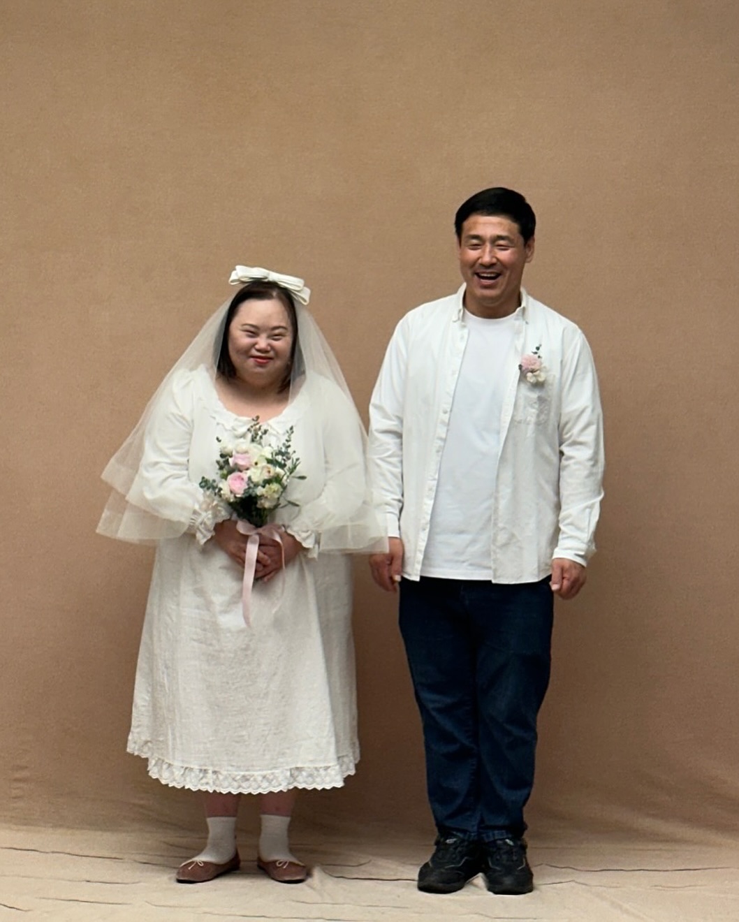 “우리들의 블루스” 한지민 언니🤍
정은혜 작가, 오늘(3일) 결혼합니다🤵🏻‍♂️👰🏻‍♀️축하드려요!❤️

작가 겸 배우 정은혜가 오늘(3일) 오후 경기도 양평에서 결혼식을 올립니다.

정은혜는 드라마 ‘우리들의 블루스’에서 한지민의 쌍둥이 언니 역을 맡아 따뜻한 연기로 큰 사랑을 받았습니다. 이후 작가이자 유튜브 크리에이터로 활동하며, 예술을 통해 사람과 삶을 기록하는 독자적인 행보를 이어왔습니다.

예비 신랑 조영남 씨와는 발달장애인 일터에서 처음 인연을 맺었으며, 이후 연인으로 발전했습니다. 두 사람은 결혼 준비 과정을 유튜브 ‘니얼굴 은혜씨’ 채널을 통해 공개하며 진솔한 일상을 나눠왔습니다.

결혼식은 전날 전야제를 시작으로 오늘 오후 5시 본식이 열립니다. 식전 공연과 영화 상영도 함께 마련되며, 정은혜는 “축복 속에서 새로운 시작을 하게 되어 기쁘다”고 소감을 전했습니다. 이미지