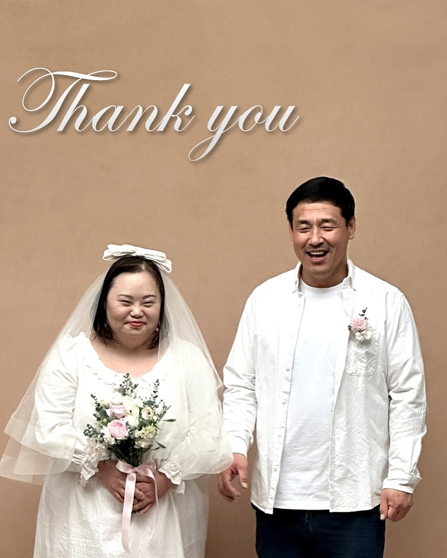 “우리들의 블루스” 한지민 언니🤍
정은혜 작가, 오늘(3일) 결혼합니다🤵🏻♂️👰🏻♀️축하드려요!❤️
작가 겸 배우 정은혜가 오늘(3일) 오후 경기도 양평에서 결혼식을 올립니다.
정은혜는 드라마 ‘우리들의 블루스’에서 한지민의 쌍둥이 언니 역을 맡아 따뜻한 연기로 큰 사랑을 받았습니다. 이후 작가이자 유튜브 크리에이터로 활동하며, 예술을 통해 사람과 삶을 기록하는 독자적인 행보를 이어왔습니다.
예비 신랑 조영남 씨와는 발달장애인 일터에서 처음 인연을 맺었으며, 이후 연인으로 발전했습니다. 두 사람은 결혼 준비 과정을 유튜브 ‘니얼굴 은혜씨’ 채널을 통해 공개하며 진솔한 일상을 나눠왔습니다.
결혼식은 전날 전야제를 시작으로 오늘 오후 5시 본식이 열립니다. 식전 공연과 영화 상영도 함께 마련되며, 정은혜는 “축복 속에서 새로운 시작을 하게 되어 기쁘다”고 소감을 전했습니다. 이미지3