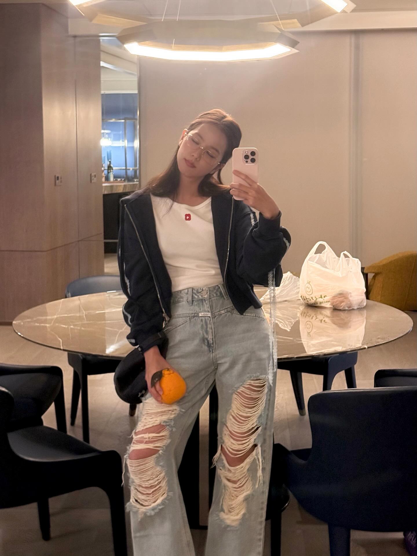 지수 찢청🩵✂️괜찮은데?!
쎈언니 코디말고,, 이런 코디 자주 보여줘요🍊

지수의 찢청과 후드 조합, 현실적인 워너비 룩입니다.

지수는 최근 SNS에 일상 셀카를 공개했습니다. 편안한 후드 집업 위에 그 찢청. 꾸안꾸 정보를 알려드립니다.

1. 마리떼, W 디스트로이드 워싱 연청 데님 팬츠
지수가 입은 팬츠는 마리떼 프랑소와 저버 제품으로, 연청 워싱과 데미지가 돋보입니다. 가격은 219,000원으로 실루엣 완성도가 높습니다.

2. 에프에이디, 레이스 크롭 후디 집업
후드는 에프에이디(FAD) 레이스 후디 집업으로, 가격은 정가 128,000원입니다. 레이스와 크롭 기장이 조화를 이루며 찢청과도 잘 어울립니다. 이미지