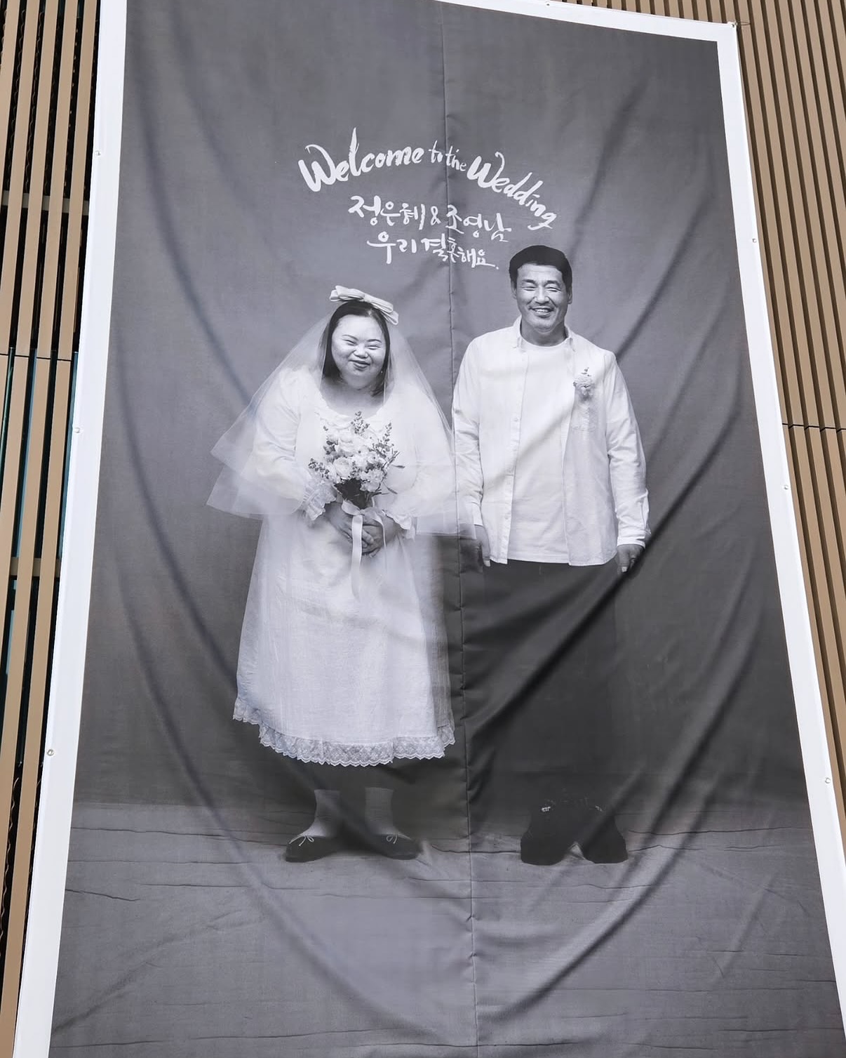 “우리들의 블루스” 한지민 언니🤍
정은혜 작가, 오늘(3일) 결혼합니다🤵🏻♂️👰🏻♀️축하드려요!❤️
작가 겸 배우 정은혜가 오늘(3일) 오후 경기도 양평에서 결혼식을 올립니다.
정은혜는 드라마 ‘우리들의 블루스’에서 한지민의 쌍둥이 언니 역을 맡아 따뜻한 연기로 큰 사랑을 받았습니다. 이후 작가이자 유튜브 크리에이터로 활동하며, 예술을 통해 사람과 삶을 기록하는 독자적인 행보를 이어왔습니다.
예비 신랑 조영남 씨와는 발달장애인 일터에서 처음 인연을 맺었으며, 이후 연인으로 발전했습니다. 두 사람은 결혼 준비 과정을 유튜브 ‘니얼굴 은혜씨’ 채널을 통해 공개하며 진솔한 일상을 나눠왔습니다.
결혼식은 전날 전야제를 시작으로 오늘 오후 5시 본식이 열립니다. 식전 공연과 영화 상영도 함께 마련되며, 정은혜는 “축복 속에서 새로운 시작을 하게 되어 기쁘다”고 소감을 전했습니다. 이미지6