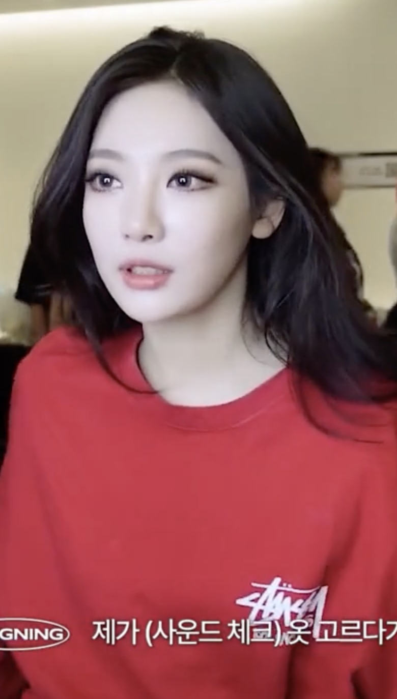 너무 예쁜 레드 닝이❤️

에스파 사운드체크 착장은 늘 캐주얼하면서도 사복 센스를 엿볼 수 있어 많은 관심을 끌죠. 이번 레드 컬러를 찰떡같이 소화한 닝닝의 착장, 지금 바로 소개해드릴게요!

* 스투시(Stussy)
- 로스 앤젤레스 롱 슬리브 티, 다크 레드 / 10만 원대 이미지