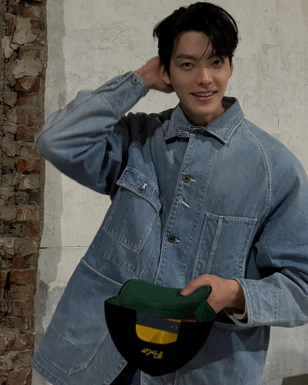 김우빈의 청청코디 👖

김우빈이 선택한 데님 재킷은 오버핏 실루엣에 큼직한 포켓 디테일이 돋보이며, 전형적인 워크웨어 무드를 연상시키는데요. 하지만 그것이 주는 인상은 전혀 무겁지 않습니다. 오히려 여유로운 핏과 가볍게 풀어낸 스타일링 덕분에 데님이 지닌 투박함보다는, 자연스럽고 성숙한 멋이 먼저 느껴지죠.

특히 상, 하의 모두 데님 소재임에도 불구하고, 워싱의 농도와 톤을 달리해 시각적인 재미를 주고 있는 점이 인상적.

상의는 밝은 중청 계열, 하의는 조금 더 짙은 톤을 선택함으로써 청청 조합의 단점을 세련되게 보완하고 있습니다. 여기에 브라운 계열의 부츠를 매치해 무채색에 가까운 룩에 따뜻한 포인트를 더해주었고, 전체적인 코디에 리듬감을 부여했죠.

또한 볼캡은 캐주얼한 요소로 룩에 여유를 더해주는 역할을 합니다. 블랙 컬러에 옐로우와 그린 자수가 들어간 이 모자는 강한 포인트가 되기보다는 전체 분위기를 무심하게 풀어주는 감각적인 장치로 기능하죠. 마치 꾸미지 않은 듯한 태도 속에 섬세하게 완성된 스타일이 묻어나는 듯합니다. 이미지5