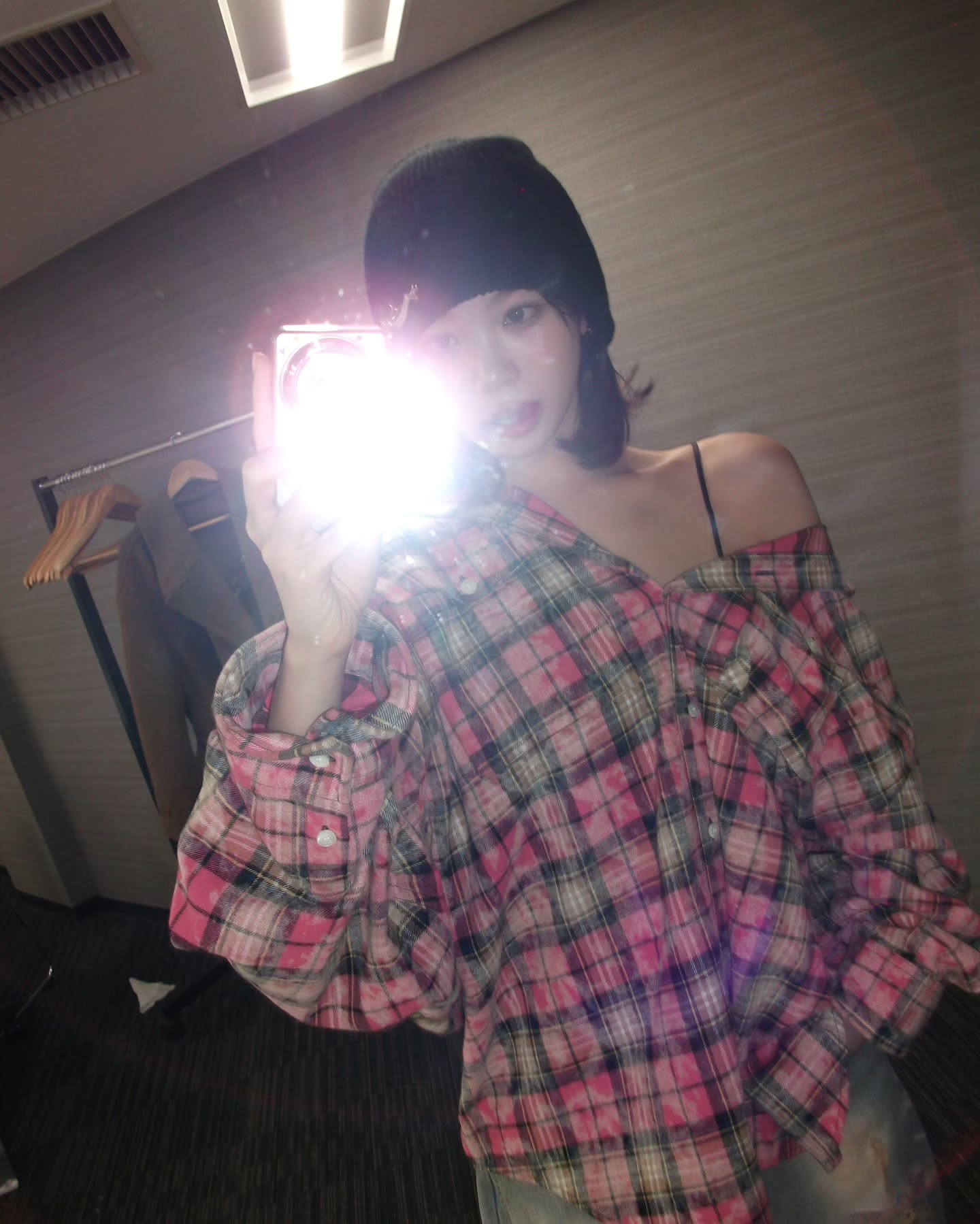 분위기 자동 보정📸셀럽 디카 모음

미감 좋은 셀럽들의 인스타 피드를 보면, 디카를 활용한 사진이 자주 보이죠. 보정 없이도 예쁜 색감 덕분에 디카 수요는 날로 높아지고 있는데요.

트렌디한 셀럽들이 선택한 카메라, 지금 함께 살펴보시죠.👀

1. 아이유 - 캐논 IXUS 50
2. 강민경 - 라이카 C-Lux 2, 캐논 익서스 70
3. 나연- 니콘 쿨픽스 L21
4. 조이 - 니콘 쿨픽스 S01
5. 슬기, 김채원 - 후지필름 파인픽스 J27 이미지6