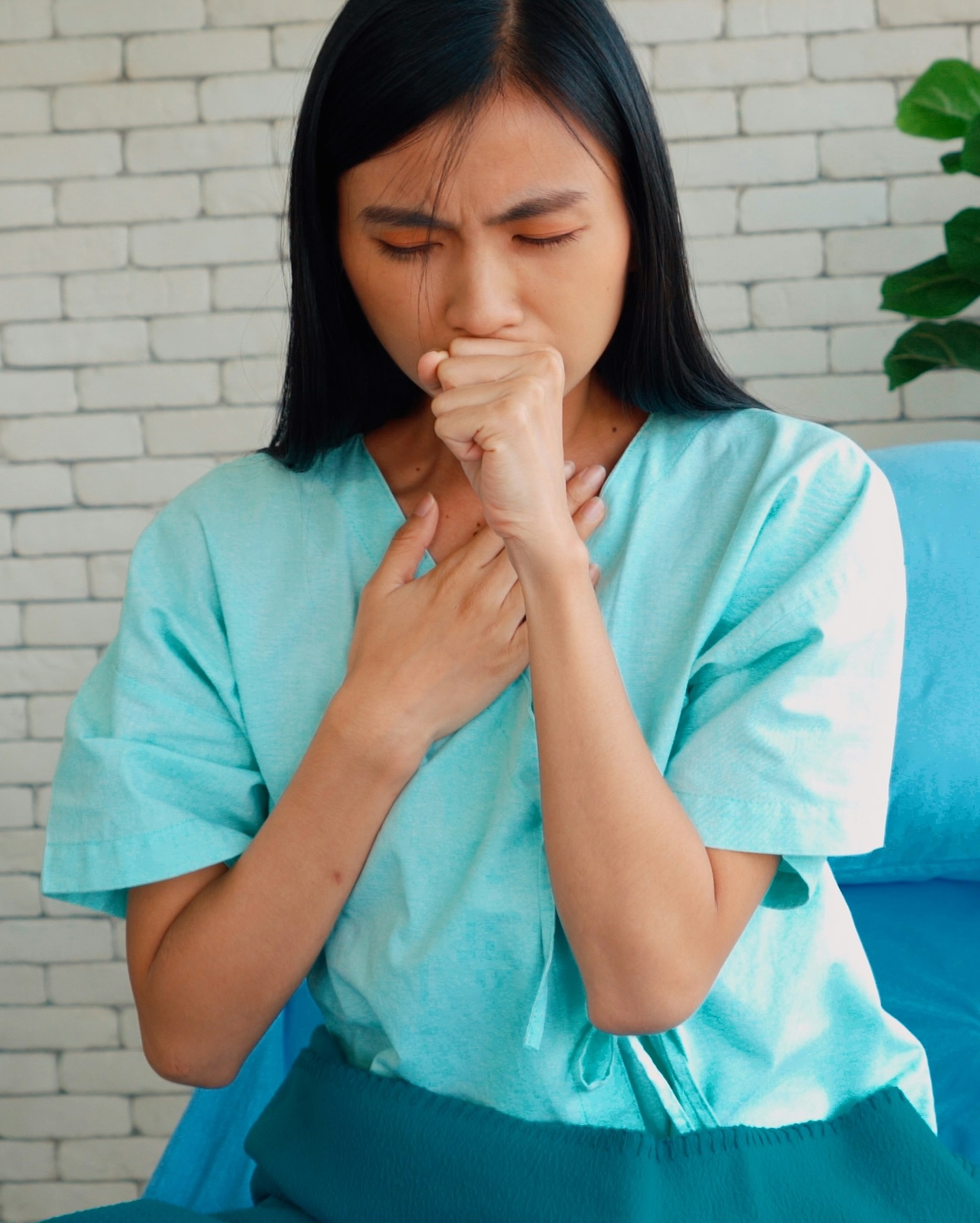 기침이 멈추지 않는다면??🤧
감기인 줄 알았는데, 단순 감기가 아닐 수 있습니다.
3주 이상 지속되는 기침은 천식 초기 증상일 수 있어 주의가 필요합니다.
일교차가 커지고 환절기 호흡기 질환이 늘어나는 요즘, 가볍게 여긴 기침이 천식일 수 있다는 경고가 나왔습니다. 3일 국가건강정보포털에 따르면 기침이 3주 이상 지속된다면 만성 기도질환인 천식을 의심해야 한다고 밝혔습니다.
천식은 연령과 관계없이 누구에게나 발생할 수 있으며, 알레르기 항원 노출, 유전, 대기오염 등이 주요 원인입니다. 방치 시 기도 기능 저하로 이어질 수 있어 정확한 진단과 조기 치료가 중요하다고 전문가들은 강조합니다.
흡입형 스테로이드제와 기관지 확장제 등 약물 치료가 일반적이며, 유발 요인을 피하고 환경을 정비하는 것도 도움이 됩니다. 감기인 줄 알았던 기침이 계속된다면 반드시 병원을 찾아 검사를 받아보는 것이 바람직합니다. 이미지2