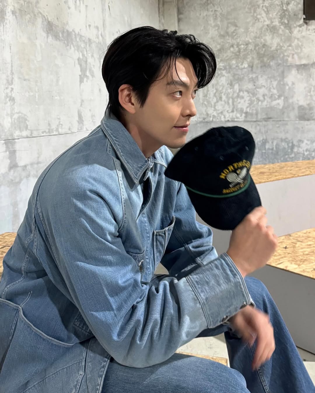 김우빈의 청청코디 👖

김우빈이 선택한 데님 재킷은 오버핏 실루엣에 큼직한 포켓 디테일이 돋보이며, 전형적인 워크웨어 무드를 연상시키는데요. 하지만 그것이 주는 인상은 전혀 무겁지 않습니다. 오히려 여유로운 핏과 가볍게 풀어낸 스타일링 덕분에 데님이 지닌 투박함보다는, 자연스럽고 성숙한 멋이 먼저 느껴지죠.

특히 상, 하의 모두 데님 소재임에도 불구하고, 워싱의 농도와 톤을 달리해 시각적인 재미를 주고 있는 점이 인상적.

상의는 밝은 중청 계열, 하의는 조금 더 짙은 톤을 선택함으로써 청청 조합의 단점을 세련되게 보완하고 있습니다. 여기에 브라운 계열의 부츠를 매치해 무채색에 가까운 룩에 따뜻한 포인트를 더해주었고, 전체적인 코디에 리듬감을 부여했죠.

또한 볼캡은 캐주얼한 요소로 룩에 여유를 더해주는 역할을 합니다. 블랙 컬러에 옐로우와 그린 자수가 들어간 이 모자는 강한 포인트가 되기보다는 전체 분위기를 무심하게 풀어주는 감각적인 장치로 기능하죠. 마치 꾸미지 않은 듯한 태도 속에 섬세하게 완성된 스타일이 묻어나는 듯합니다. 이미지4