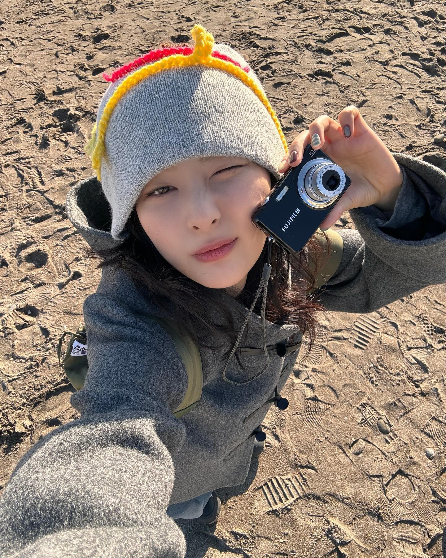 분위기 자동 보정📸셀럽 디카 모음

미감 좋은 셀럽들의 인스타 피드를 보면, 디카를 활용한 사진이 자주 보이죠. 보정 없이도 예쁜 색감 덕분에 디카 수요는 날로 높아지고 있는데요.

트렌디한 셀럽들이 선택한 카메라, 지금 함께 살펴보시죠.👀

1. 아이유 - 캐논 IXUS 50
2. 강민경 - 라이카 C-Lux 2, 캐논 익서스 70
3. 나연- 니콘 쿨픽스 L21
4. 조이 - 니콘 쿨픽스 S01
5. 슬기, 김채원 - 후지필름 파인픽스 J27 이미지5