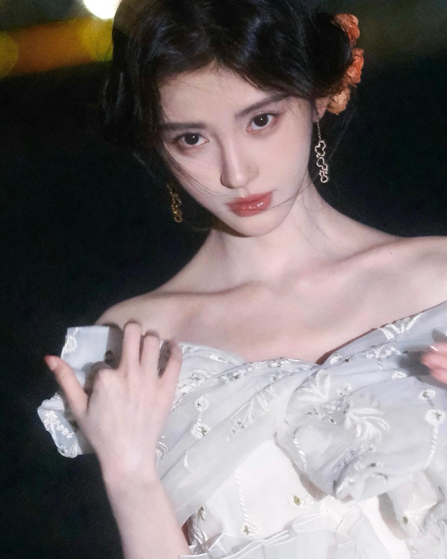 4천 년 만에 나온 미녀 쥐징이🌹

중국 걸그룹 SNH48로 데뷔해 현재는 배우로 활동 중인 쥐징이. 단순히 ‘예쁜’ 수준을 넘어 ‘사천 년에 한 번 나올까 말까 한 미모’라는 전설적인 수식어까지 얻은 그녀는 에스파 닝닝과 배우 한소희를 떠올리게 하는 비주얼로도 종종 회자됩니다.

중국을 넘어 한국까지 사로잡은 쥐징이의 매력, 슬라이드를 넘겨 지금 바로 감상해보세요.✨ 이미지