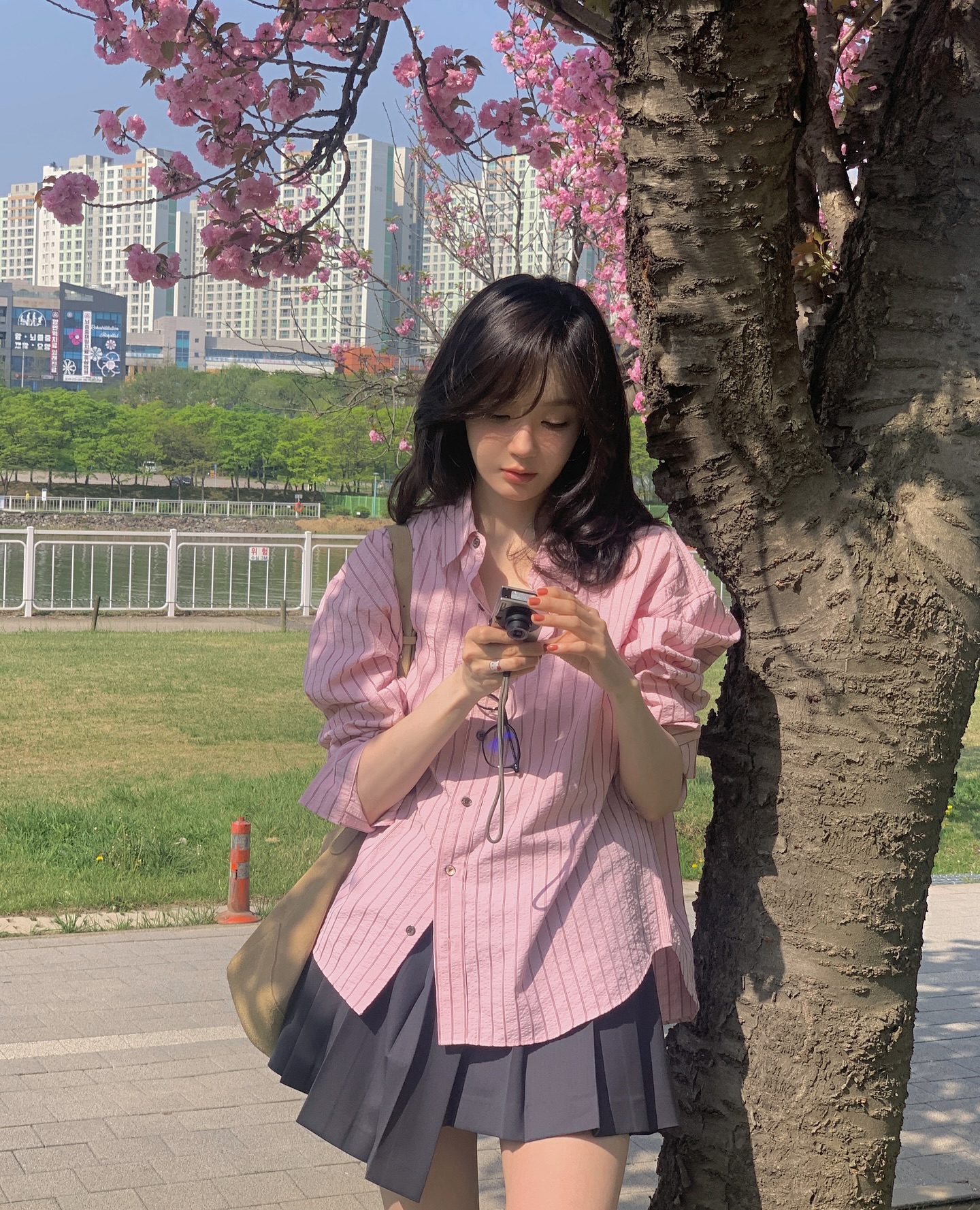 분위기 자동 보정📸셀럽 디카 모음

미감 좋은 셀럽들의 인스타 피드를 보면, 디카를 활용한 사진이 자주 보이죠. 보정 없이도 예쁜 색감 덕분에 디카 수요는 날로 높아지고 있는데요.

트렌디한 셀럽들이 선택한 카메라, 지금 함께 살펴보시죠.👀

1. 아이유 - 캐논 IXUS 50
2. 강민경 - 라이카 C-Lux 2, 캐논 익서스 70
3. 나연- 니콘 쿨픽스 L21
4. 조이 - 니콘 쿨픽스 S01
5. 슬기, 김채원 - 후지필름 파인픽스 J27 이미지2