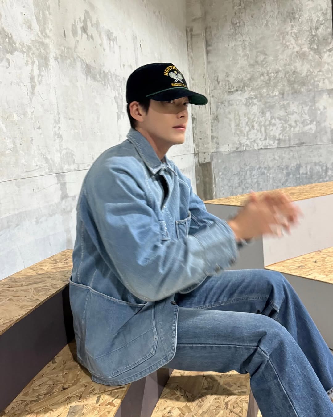 김우빈의 청청코디 👖

김우빈이 선택한 데님 재킷은 오버핏 실루엣에 큼직한 포켓 디테일이 돋보이며, 전형적인 워크웨어 무드를 연상시키는데요. 하지만 그것이 주는 인상은 전혀 무겁지 않습니다. 오히려 여유로운 핏과 가볍게 풀어낸 스타일링 덕분에 데님이 지닌 투박함보다는, 자연스럽고 성숙한 멋이 먼저 느껴지죠.

특히 상, 하의 모두 데님 소재임에도 불구하고, 워싱의 농도와 톤을 달리해 시각적인 재미를 주고 있는 점이 인상적.

상의는 밝은 중청 계열, 하의는 조금 더 짙은 톤을 선택함으로써 청청 조합의 단점을 세련되게 보완하고 있습니다. 여기에 브라운 계열의 부츠를 매치해 무채색에 가까운 룩에 따뜻한 포인트를 더해주었고, 전체적인 코디에 리듬감을 부여했죠.

또한 볼캡은 캐주얼한 요소로 룩에 여유를 더해주는 역할을 합니다. 블랙 컬러에 옐로우와 그린 자수가 들어간 이 모자는 강한 포인트가 되기보다는 전체 분위기를 무심하게 풀어주는 감각적인 장치로 기능하죠. 마치 꾸미지 않은 듯한 태도 속에 섬세하게 완성된 스타일이 묻어나는 듯합니다. 이미지3