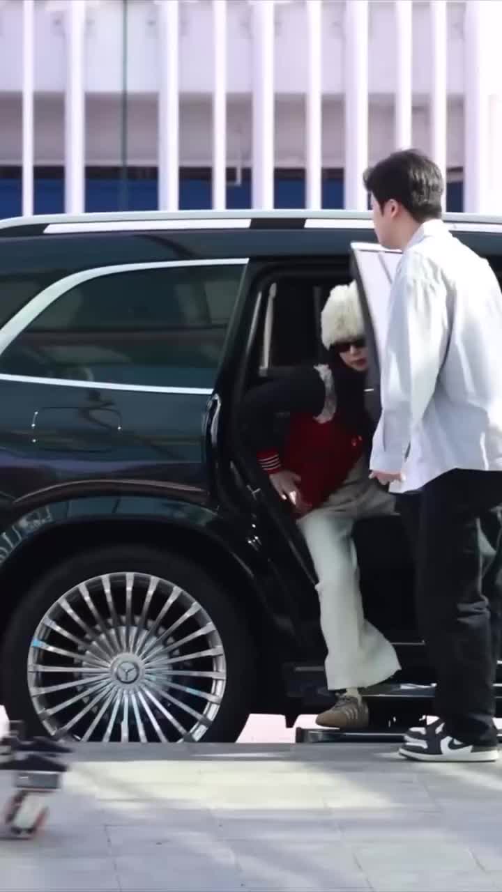 젠득이 공항패션💙🐻‍❄️샤넬 25백 + 북극곰 비니, 너무 귀엽자나😎 이미지