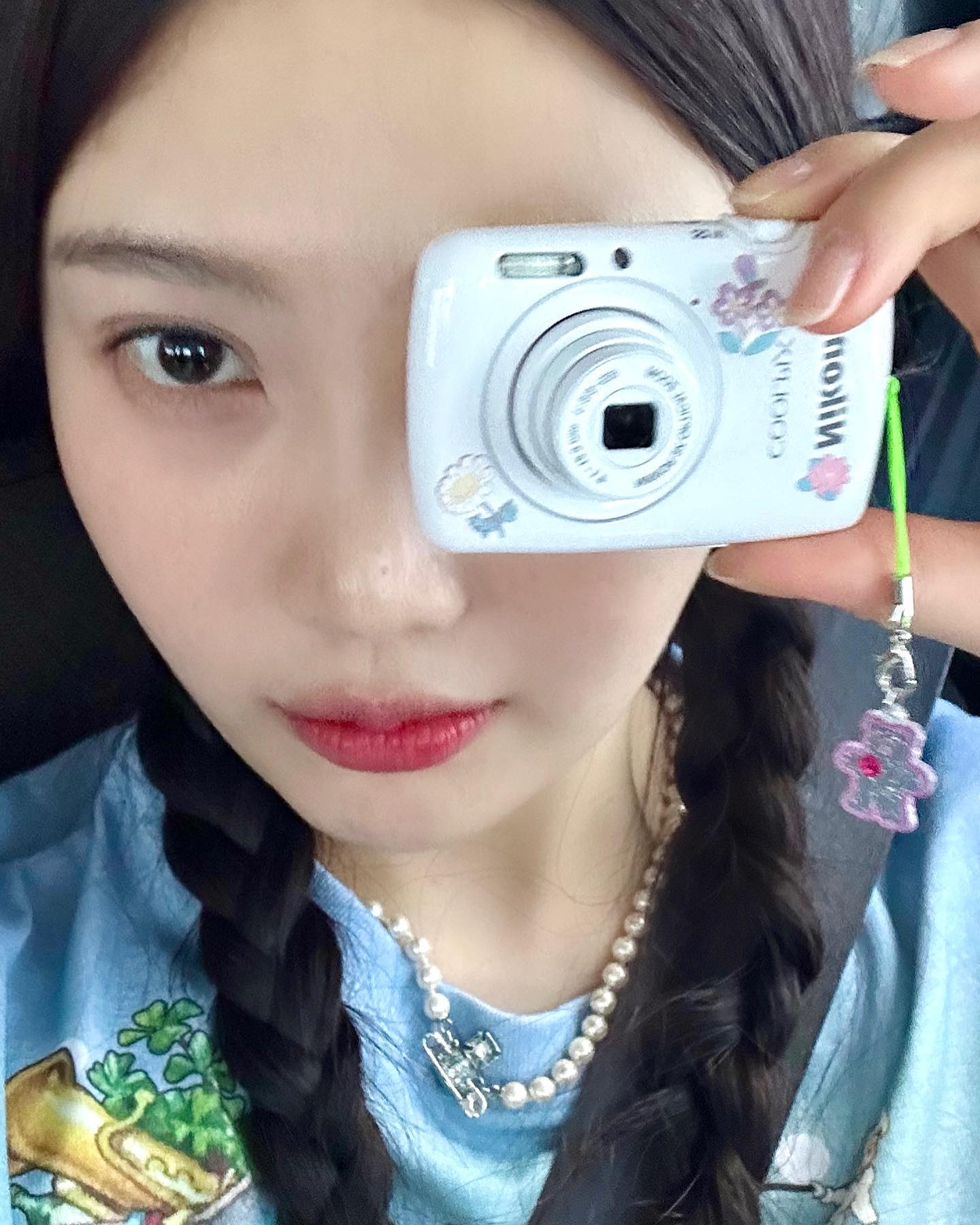 분위기 자동 보정📸셀럽 디카 모음

미감 좋은 셀럽들의 인스타 피드를 보면, 디카를 활용한 사진이 자주 보이죠. 보정 없이도 예쁜 색감 덕분에 디카 수요는 날로 높아지고 있는데요.

트렌디한 셀럽들이 선택한 카메라, 지금 함께 살펴보시죠.👀

1. 아이유 - 캐논 IXUS 50
2. 강민경 - 라이카 C-Lux 2, 캐논 익서스 70
3. 나연- 니콘 쿨픽스 L21
4. 조이 - 니콘 쿨픽스 S01
5. 슬기, 김채원 - 후지필름 파인픽스 J27 이미지
