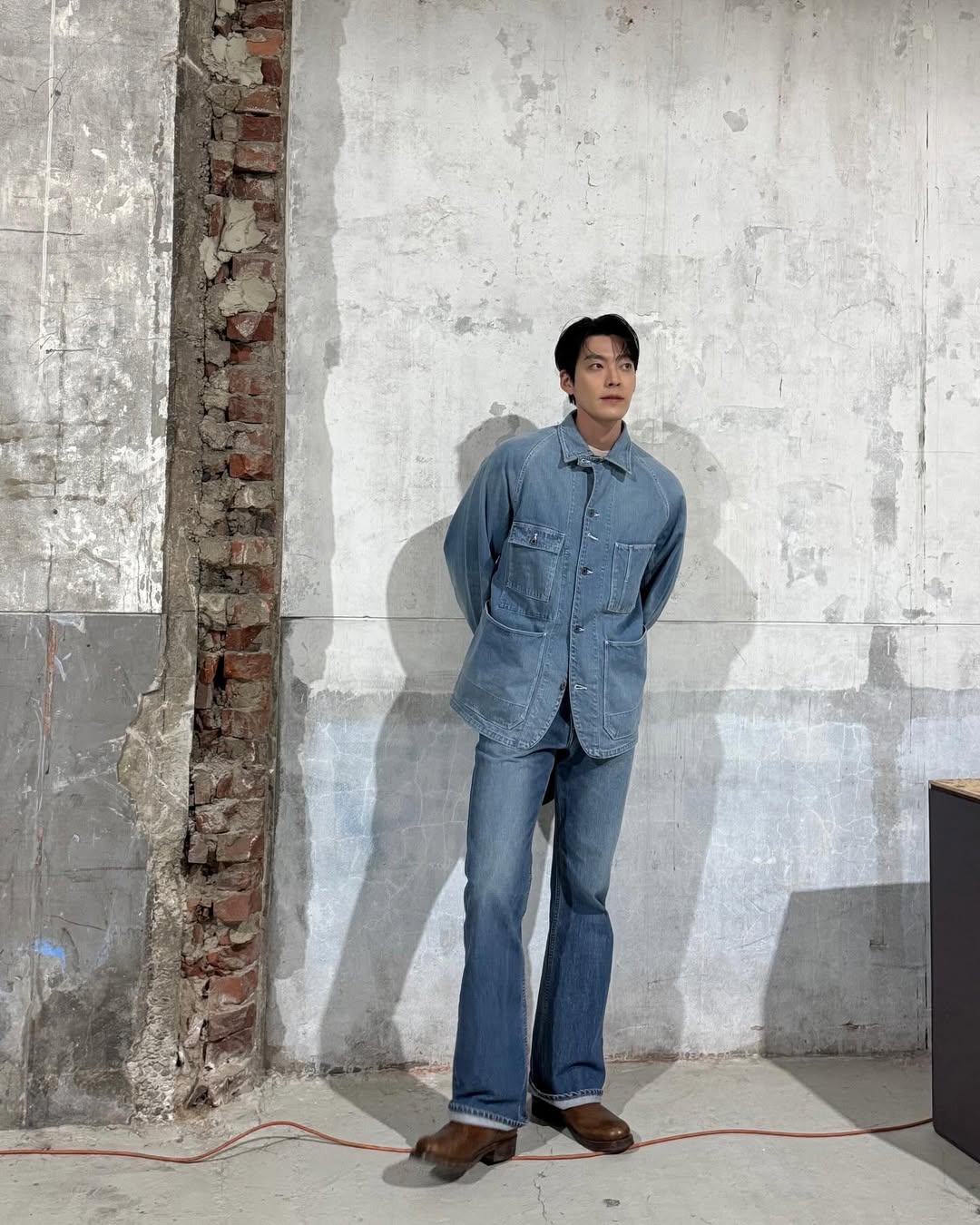 김우빈의 청청코디 👖

김우빈이 선택한 데님 재킷은 오버핏 실루엣에 큼직한 포켓 디테일이 돋보이며, 전형적인 워크웨어 무드를 연상시키는데요. 하지만 그것이 주는 인상은 전혀 무겁지 않습니다. 오히려 여유로운 핏과 가볍게 풀어낸 스타일링 덕분에 데님이 지닌 투박함보다는, 자연스럽고 성숙한 멋이 먼저 느껴지죠.

특히 상, 하의 모두 데님 소재임에도 불구하고, 워싱의 농도와 톤을 달리해 시각적인 재미를 주고 있는 점이 인상적.

상의는 밝은 중청 계열, 하의는 조금 더 짙은 톤을 선택함으로써 청청 조합의 단점을 세련되게 보완하고 있습니다. 여기에 브라운 계열의 부츠를 매치해 무채색에 가까운 룩에 따뜻한 포인트를 더해주었고, 전체적인 코디에 리듬감을 부여했죠.

또한 볼캡은 캐주얼한 요소로 룩에 여유를 더해주는 역할을 합니다. 블랙 컬러에 옐로우와 그린 자수가 들어간 이 모자는 강한 포인트가 되기보다는 전체 분위기를 무심하게 풀어주는 감각적인 장치로 기능하죠. 마치 꾸미지 않은 듯한 태도 속에 섬세하게 완성된 스타일이 묻어나는 듯합니다. 이미지2