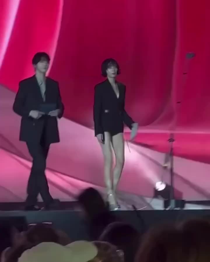 오늘 백상예술대상 하이라이트❤️
수지 찾았던 나나 언니🦋🖤오늘 정말 너무 독보적이었어요… 이미지