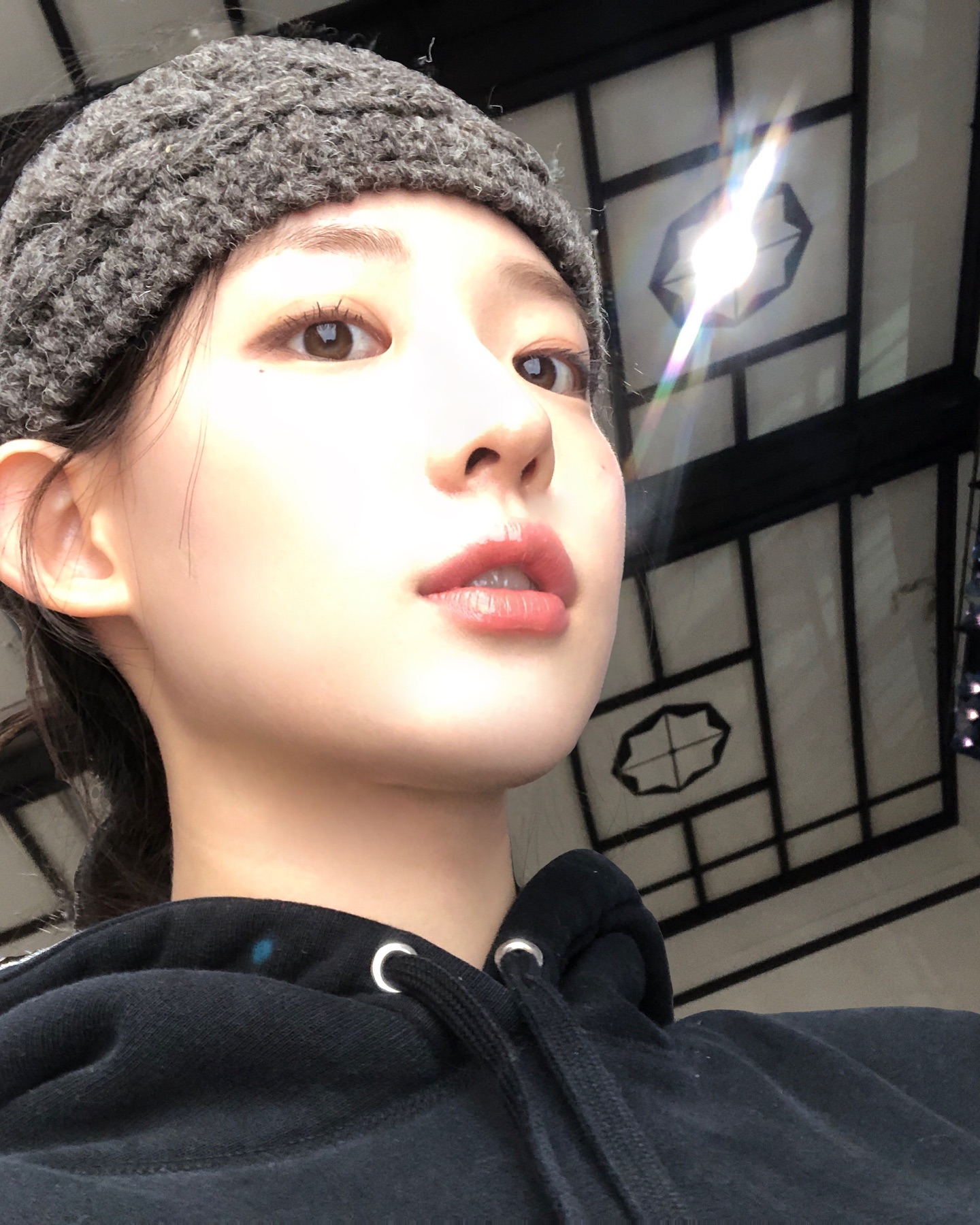 트민녀 필수템✨헤어밴드

한때는 과한 느낌으로 여겨졌지만, 이제는 미니멀하면서도 힙한 포인트 아이템으로 다시 주목받고 있는 헤어밴드! 운동할 때는 물론, 꾸안꾸 스타일에 자연스럽게 매치해도 손색없죠.

얼굴을 다 드러내기 부담스러운 날엔, 잔머리를 살짝 내려 연출해보세요. 얼굴형 커버는 물론, 스타일링 지수까지 업그레이드된답니다.

다가오는 여름엔 시크하면서도 세련된 무드의 헤어밴드에 도전해보는 건 어떨까요? 이미지9