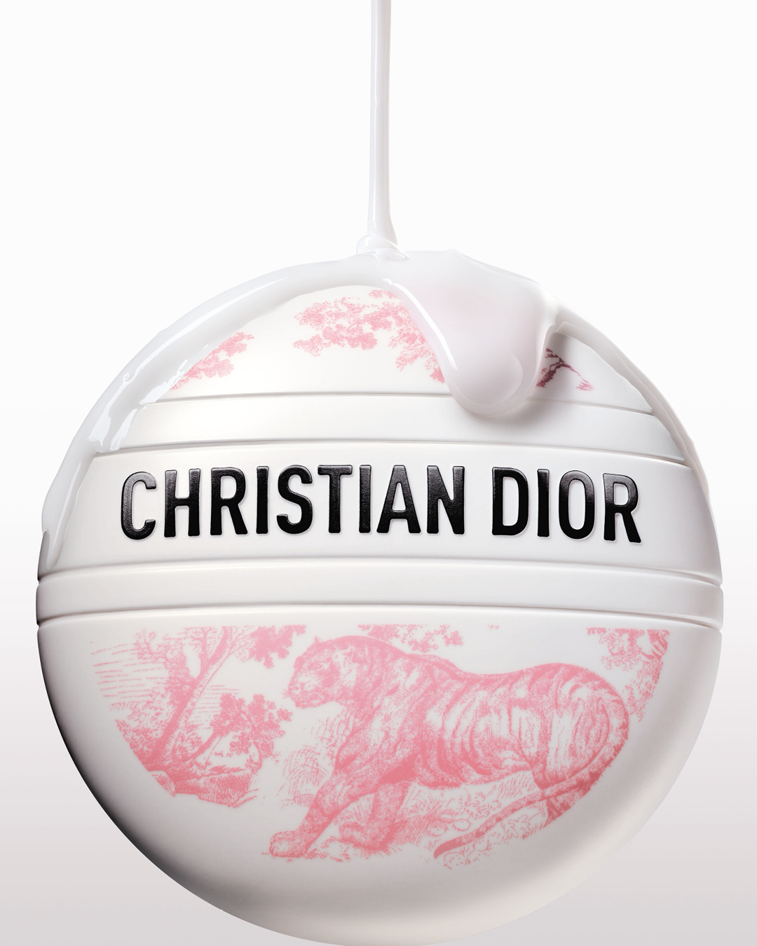 당신의 피부, 오늘 하루를 빛나게
지수와 함께하는 디올의 새로운 뷰티 루틴
디올 스킨 에센셜 컬렉션이 라이프스타일에 맞춘 유니버설 뷰티 솔루션으로 돌아왔습니다.
크리스챤 디올 뷰티가 2025년 4월, 피부 타입과 나이에 구애받지 않는 ‘디올 스킨 에센셜’ 컬렉션을 선보였습니다. 지수와 안야 테일러 조이 등 글로벌 앰버서더들이 참여한 #MYDAYMYPLAY 캠페인과 함께 공개된 이번 라인은, 일상의 루틴을 감각적인 뷰티 경험으로 바꾸는 클렌저와 핸드밤 아이템으로 구성되었습니다.
‘디올 라 무쓰 오프/온’은 풍성한 거품으로 세정과 진정을 동시에 선사하는 퓨리파잉 & 하이드레이팅 포밍 클렌저입니다. 워터릴리 추출물과 나이아신아마이드 성분을 담은 포뮬러가 피부를 편안하게 정돈하며, 오블리크 패턴의 꾸뛰르 디자인이 일상의 클렌징을 특별한 순간으로 바꿔줍니다.
함께 출시된 ‘디올 르 밤 – 투왈 드 주이 리미티드 에디션’은 핑크 컬러의 ‘투왈 드 주이’ 패턴으로 재해석된 핸드 크림으로, 피부에 수분과 영양을 깊이 채워줍니다. 백에 달아 연출 가능한 홀더가 포함된 세트는 단순한 보습을 넘어 패션과 뷰티를 아우르는 새로운 제스처로 주목받고 있습니다. 이미지4