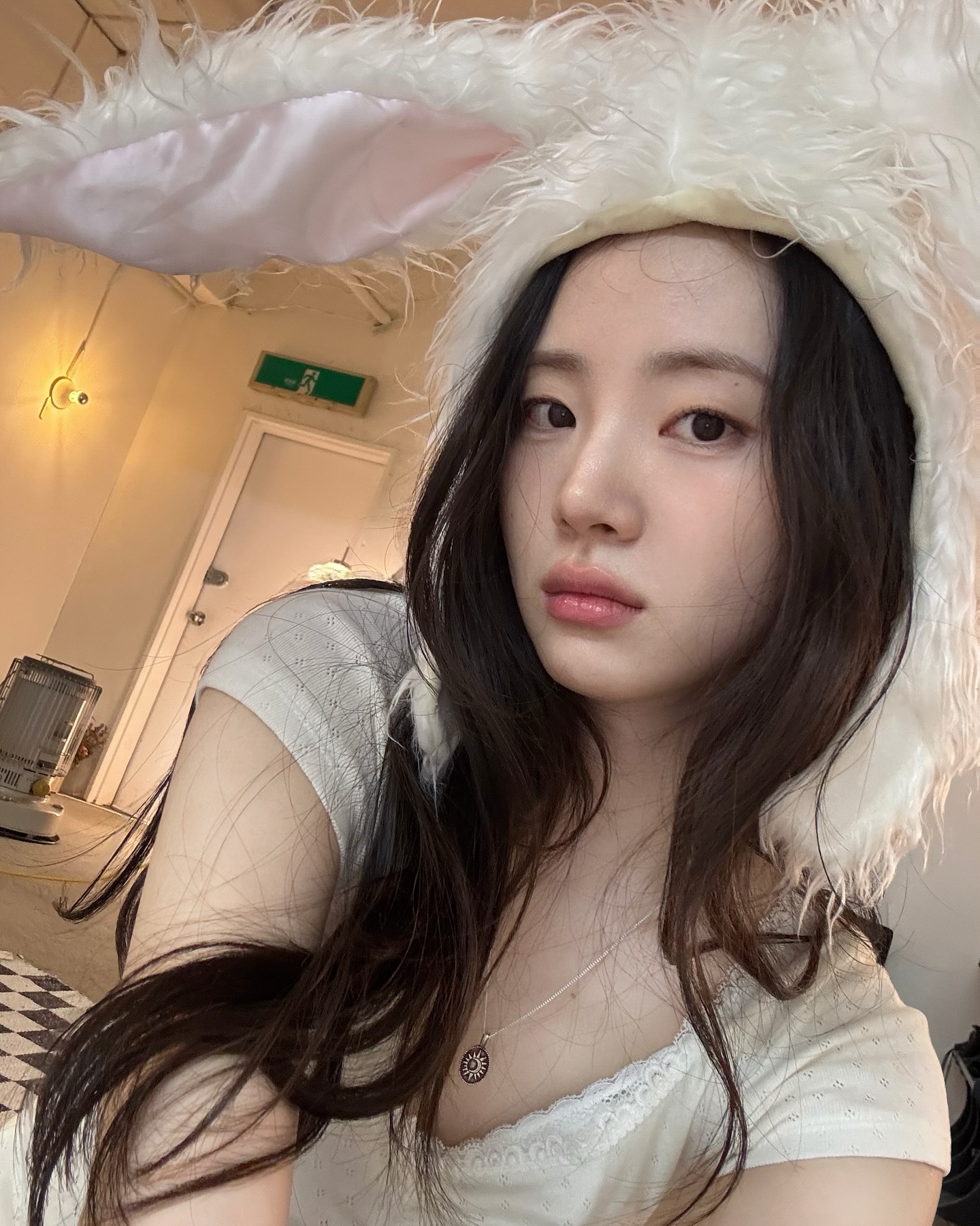 무쌍 여신 신시아의 일상룩🐰

‘언젠가는 슬기로운 전공의 생활’에서 표남경 역으로 활약 중인 신시아. 무쌍의 청순한 비주얼과는 반전되는 감각적인 데일리룩으로 주목받고 있습니다.

레오파드와 카모 팬츠 같은 강렬한 포인트 아이템은 물론, 아디다스 트랙팬츠와 레더 재킷도 자신만의 꾸안꾸 무드로 미니멀하게 소화하며 믹스매치의 정석을 보여주죠.

청순힙의 정석, 신시아의 사복 룩을 슬라이드를 넘겨 확인해보세요.✨ 이미지