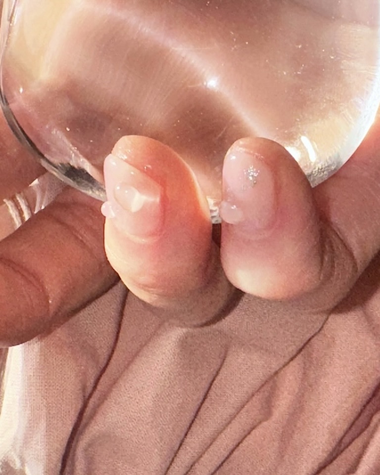 기분 좋아지는🖤💅포인트 네일 이미지