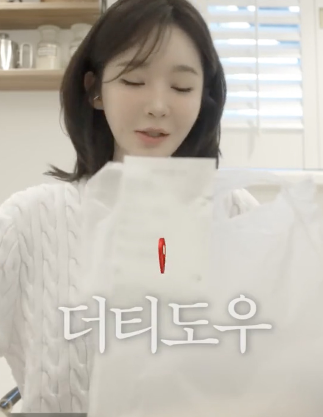 믿고 가는 강민경 픽 맛집 2🥪

최근 강민경 유튜브 속 침 고이게 만든 샌드위치가 있었죠. 그 주인공은 바로 용리단길에 위치한 '더티도우'인데요. 강민경이 픽한 가자미 테파나드, 훈제 연어 차지키, 잠봉뵈르까지 거를 타선 없는 메뉴들이 시선을 사로잡았습니다. 

또한 강민경이 줄 설까 봐 지운 게시물 속 샌드위치 가게도 화제를 모았는데요. 바로 ‘위트앤미트’입니다. 정통 아메리칸 수제 샌드위치를 지향하는 이곳은 매일 아침 직접 구운 베이커리와 육즙 가득한 다양한 고기를 넣어 샌드위치를 만든다고 해요.

봄을 만끽하기 좋은 요즘, 강민경이 추천한 맛집에 들러보는 건 어떠세요?☕️ 이미지