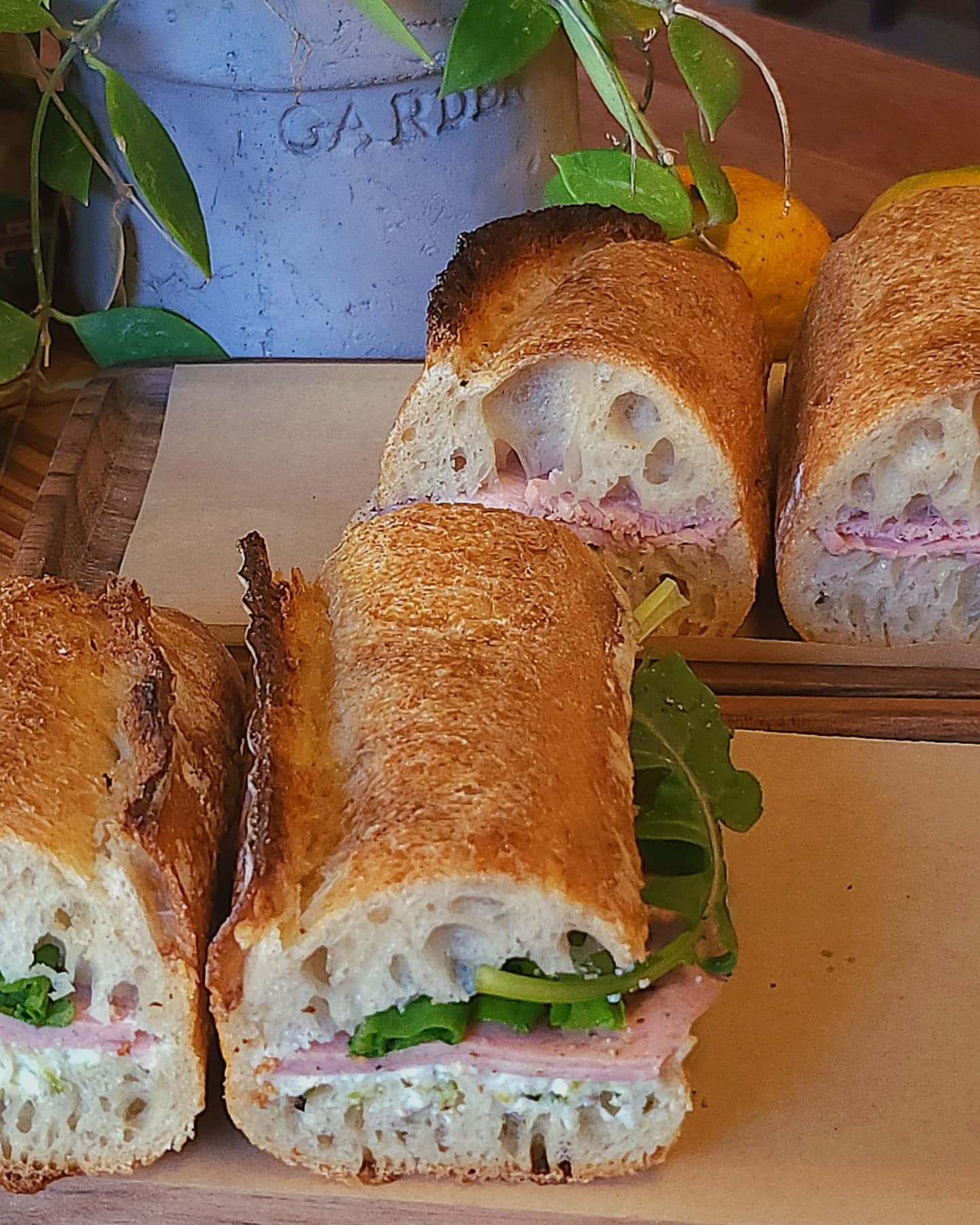 믿고 가는 강민경 픽 맛집 2🥪
최근 강민경 유튜브 속 침 고이게 만든 샌드위치가 있었죠. 그 주인공은 바로 용리단길에 위치한 '더티도우'인데요. 강민경이 픽한 가자미 테파나드, 훈제 연어 차지키, 잠봉뵈르까지 거를 타선 없는 메뉴들이 시선을 사로잡았습니다.
또한 강민경이 줄 설까 봐 지운 게시물 속 샌드위치 가게도 화제를 모았는데요. 바로 ‘위트앤미트’입니다. 정통 아메리칸 수제 샌드위치를 지향하는 이곳은 매일 아침 직접 구운 베이커리와 육즙 가득한 다양한 고기를 넣어 샌드위치를 만든다고 해요.
봄을 만끽하기 좋은 요즘, 강민경이 추천한 맛집에 들러보는 건 어떠세요?☕️ 이미지4