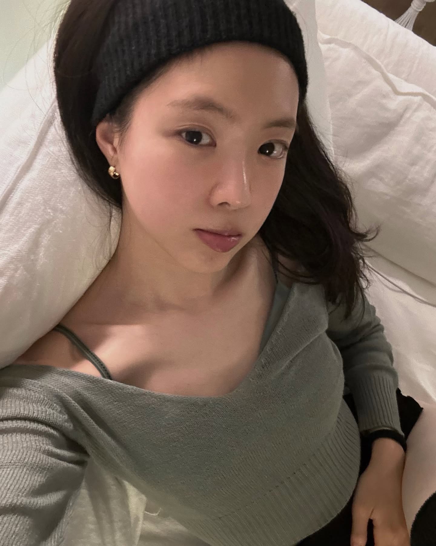 트민녀 필수템✨헤어밴드

한때는 과한 느낌으로 여겨졌지만, 이제는 미니멀하면서도 힙한 포인트 아이템으로 다시 주목받고 있는 헤어밴드! 운동할 때는 물론, 꾸안꾸 스타일에 자연스럽게 매치해도 손색없죠.

얼굴을 다 드러내기 부담스러운 날엔, 잔머리를 살짝 내려 연출해보세요. 얼굴형 커버는 물론, 스타일링 지수까지 업그레이드된답니다.

다가오는 여름엔 시크하면서도 세련된 무드의 헤어밴드에 도전해보는 건 어떨까요? 이미지4