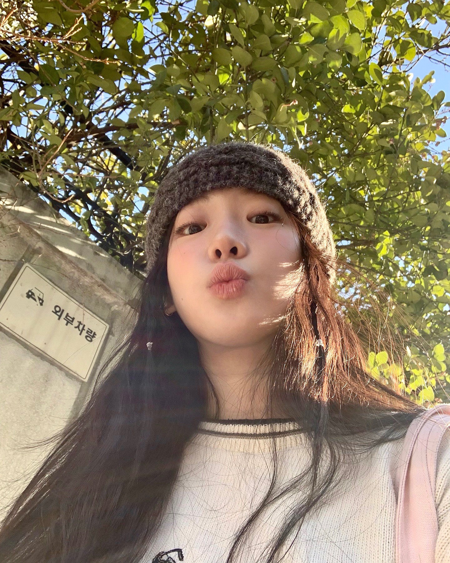 트민녀 필수템✨헤어밴드

한때는 과한 느낌으로 여겨졌지만, 이제는 미니멀하면서도 힙한 포인트 아이템으로 다시 주목받고 있는 헤어밴드! 운동할 때는 물론, 꾸안꾸 스타일에 자연스럽게 매치해도 손색없죠.

얼굴을 다 드러내기 부담스러운 날엔, 잔머리를 살짝 내려 연출해보세요. 얼굴형 커버는 물론, 스타일링 지수까지 업그레이드된답니다.

다가오는 여름엔 시크하면서도 세련된 무드의 헤어밴드에 도전해보는 건 어떨까요? 이미지
