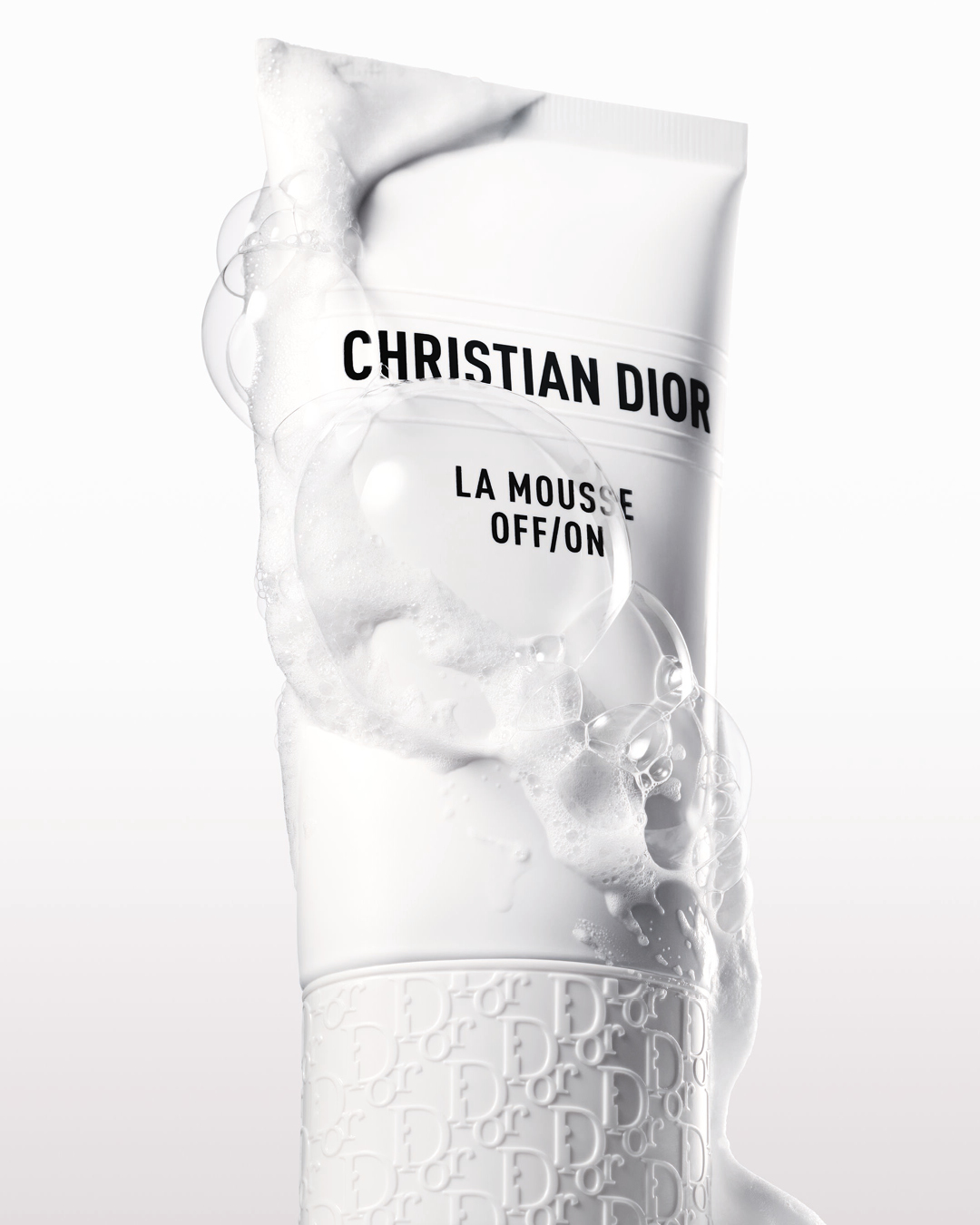 당신의 피부, 오늘 하루를 빛나게
지수와 함께하는 디올의 새로운 뷰티 루틴
디올 스킨 에센셜 컬렉션이 라이프스타일에 맞춘 유니버설 뷰티 솔루션으로 돌아왔습니다.
크리스챤 디올 뷰티가 2025년 4월, 피부 타입과 나이에 구애받지 않는 ‘디올 스킨 에센셜’ 컬렉션을 선보였습니다. 지수와 안야 테일러 조이 등 글로벌 앰버서더들이 참여한 #MYDAYMYPLAY 캠페인과 함께 공개된 이번 라인은, 일상의 루틴을 감각적인 뷰티 경험으로 바꾸는 클렌저와 핸드밤 아이템으로 구성되었습니다.
‘디올 라 무쓰 오프/온’은 풍성한 거품으로 세정과 진정을 동시에 선사하는 퓨리파잉 & 하이드레이팅 포밍 클렌저입니다. 워터릴리 추출물과 나이아신아마이드 성분을 담은 포뮬러가 피부를 편안하게 정돈하며, 오블리크 패턴의 꾸뛰르 디자인이 일상의 클렌징을 특별한 순간으로 바꿔줍니다.
함께 출시된 ‘디올 르 밤 – 투왈 드 주이 리미티드 에디션’은 핑크 컬러의 ‘투왈 드 주이’ 패턴으로 재해석된 핸드 크림으로, 피부에 수분과 영양을 깊이 채워줍니다. 백에 달아 연출 가능한 홀더가 포함된 세트는 단순한 보습을 넘어 패션과 뷰티를 아우르는 새로운 제스처로 주목받고 있습니다. 이미지2