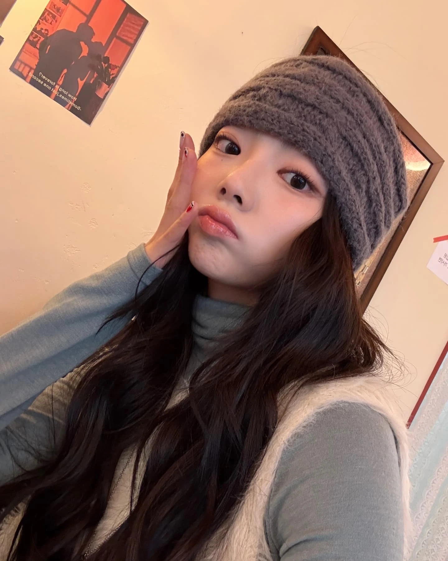 트민녀 필수템✨헤어밴드

한때는 과한 느낌으로 여겨졌지만, 이제는 미니멀하면서도 힙한 포인트 아이템으로 다시 주목받고 있는 헤어밴드! 운동할 때는 물론, 꾸안꾸 스타일에 자연스럽게 매치해도 손색없죠.

얼굴을 다 드러내기 부담스러운 날엔, 잔머리를 살짝 내려 연출해보세요. 얼굴형 커버는 물론, 스타일링 지수까지 업그레이드된답니다.

다가오는 여름엔 시크하면서도 세련된 무드의 헤어밴드에 도전해보는 건 어떨까요? 이미지8