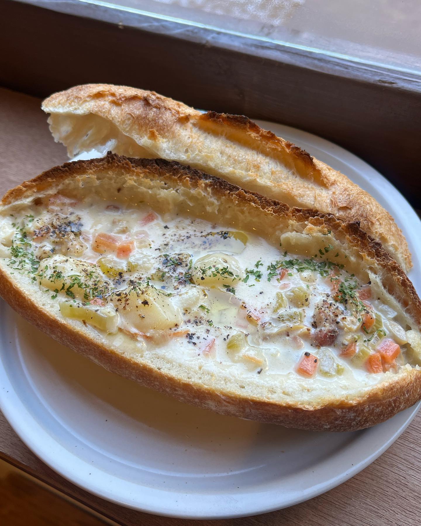 믿고 가는 강민경 픽 맛집 2🥪
최근 강민경 유튜브 속 침 고이게 만든 샌드위치가 있었죠. 그 주인공은 바로 용리단길에 위치한 '더티도우'인데요. 강민경이 픽한 가자미 테파나드, 훈제 연어 차지키, 잠봉뵈르까지 거를 타선 없는 메뉴들이 시선을 사로잡았습니다.
또한 강민경이 줄 설까 봐 지운 게시물 속 샌드위치 가게도 화제를 모았는데요. 바로 ‘위트앤미트’입니다. 정통 아메리칸 수제 샌드위치를 지향하는 이곳은 매일 아침 직접 구운 베이커리와 육즙 가득한 다양한 고기를 넣어 샌드위치를 만든다고 해요.
봄을 만끽하기 좋은 요즘, 강민경이 추천한 맛집에 들러보는 건 어떠세요?☕️ 이미지3