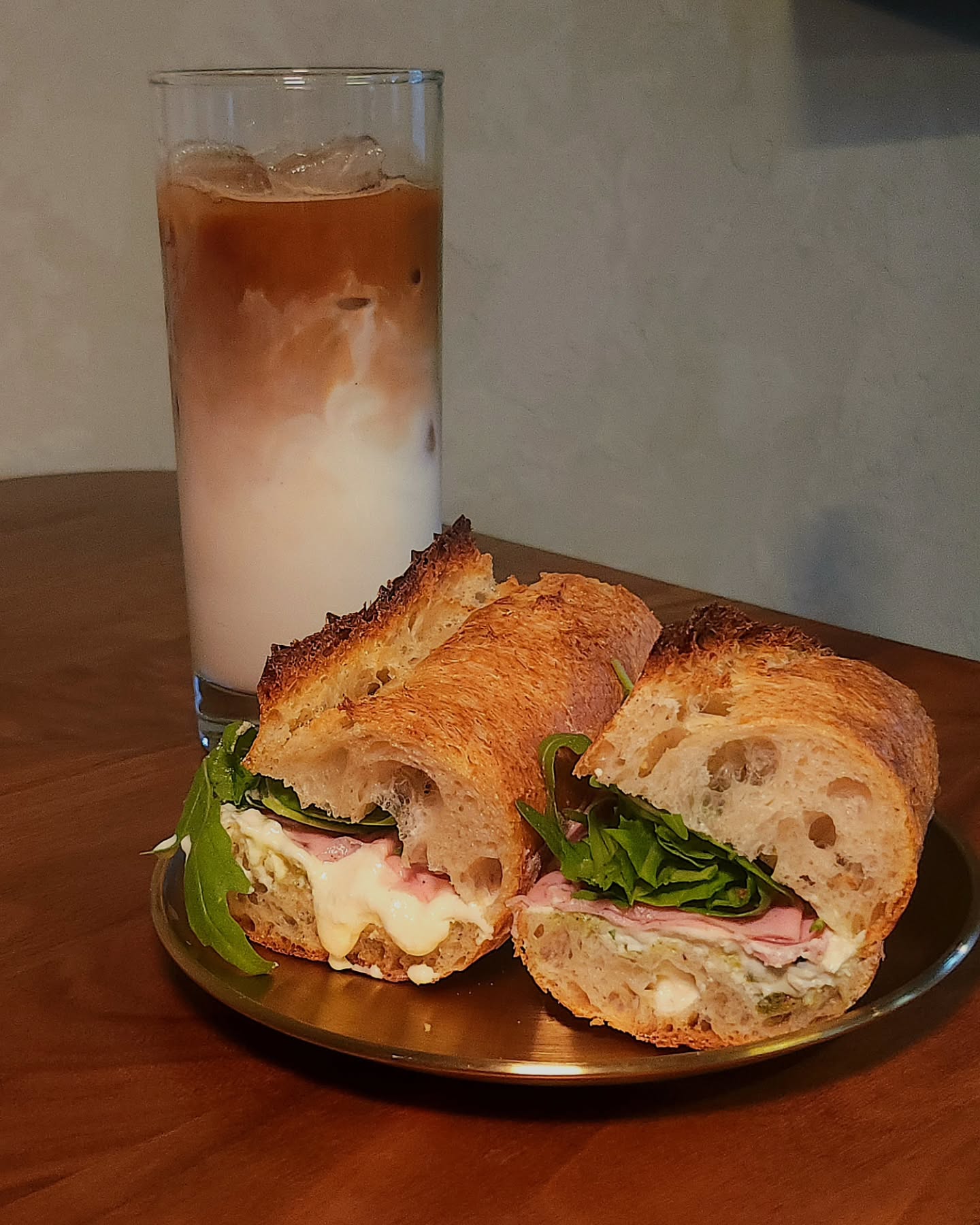 믿고 가는 강민경 픽 맛집 2🥪
최근 강민경 유튜브 속 침 고이게 만든 샌드위치가 있었죠. 그 주인공은 바로 용리단길에 위치한 '더티도우'인데요. 강민경이 픽한 가자미 테파나드, 훈제 연어 차지키, 잠봉뵈르까지 거를 타선 없는 메뉴들이 시선을 사로잡았습니다.
또한 강민경이 줄 설까 봐 지운 게시물 속 샌드위치 가게도 화제를 모았는데요. 바로 ‘위트앤미트’입니다. 정통 아메리칸 수제 샌드위치를 지향하는 이곳은 매일 아침 직접 구운 베이커리와 육즙 가득한 다양한 고기를 넣어 샌드위치를 만든다고 해요.
봄을 만끽하기 좋은 요즘, 강민경이 추천한 맛집에 들러보는 건 어떠세요?☕️ 이미지2