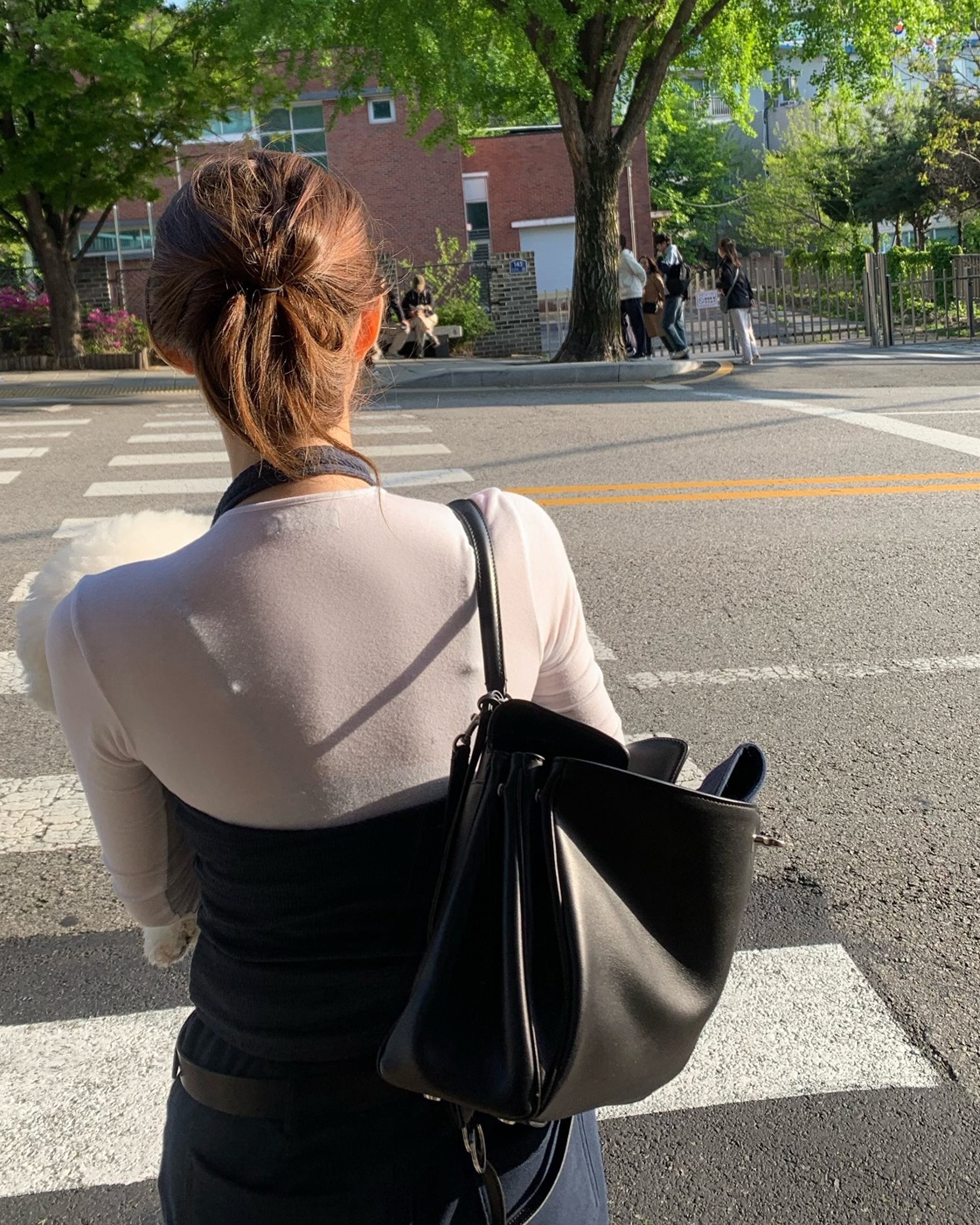 요즘 자주 보이는🖤블랙백 뭐지?
최근 정원언니 일상 속😎가볍게 걸치는 백 포인트

봄날씨에 차정원이 선택한 블랙백은 발렌시아가 입니다.

차정원이 선택한 이 가방은 바로 발렌시아가의 로데오백입니다. 클래식한 실루엣에 빈티지 디테일이 더해진 디자인으로, 어떤 스타일에도 자연스럽게 녹아드는 매력을 지녔습니다.

특히 일상에서 활용도 높은 숄더백 스타일로, 홀터넥 톱과 스웨트팬츠로 꾸안꾸 무드를 살린 룩에 푸마 스피드캣과 함께 연출해 편안하면서도 센스 있는 스타일을 완성했습니다.

빈티지 무드 그래픽 티셔츠와 연청 데님 팬츠로 내추럴한 데일리룩을 연출했습니다. 블랙 숄더백으로 포인트를 더해 밸런스를 잡으며, 전체적으로 편안하고 트렌디한 느낌을 줍니다. 이미지