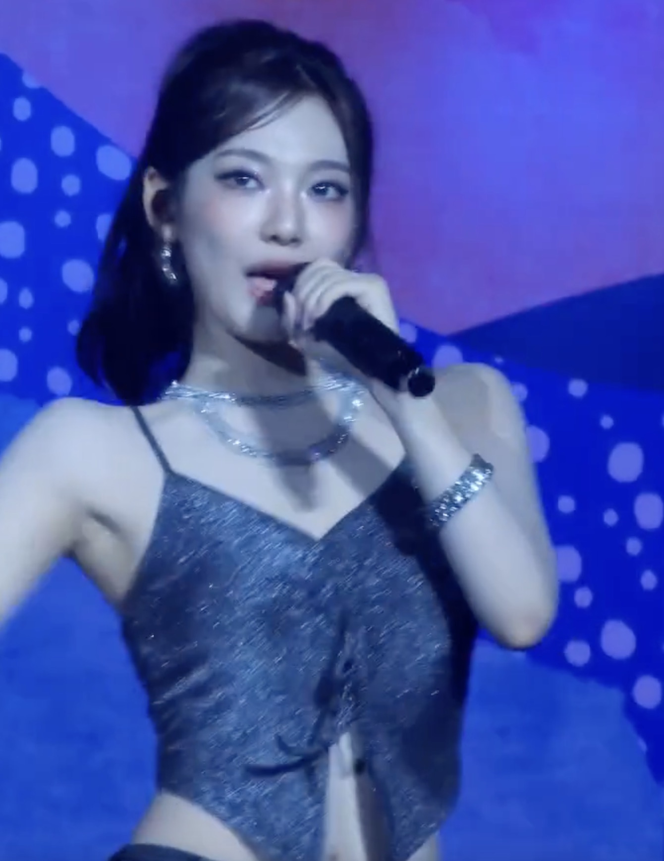 취향별로 골라 묶는 포니테일 4🖤

깔끔하면서도 러블리한 인상을 주는 포니테일은 셀럽들도 즐겨 하는 헤어 스타일 중 하나인데요. 스타일링에 따라 다른 무드를 연출할 수 있어 취향에 따라 다양하게 즐길 수 있답니다.

작은 변화로 큰 분위기를 만드는 포니테일, 지금 바로 도전해보세요.✨

1. 잔머리를 살려 얼굴형 자연스럽게 커버하기
2. 앞머리로 얼굴 작아 보이게 연출하기
3. 스크런치로 포인트 더하기
4. 낮게 묶어 우아한 무드 살리기 이미지