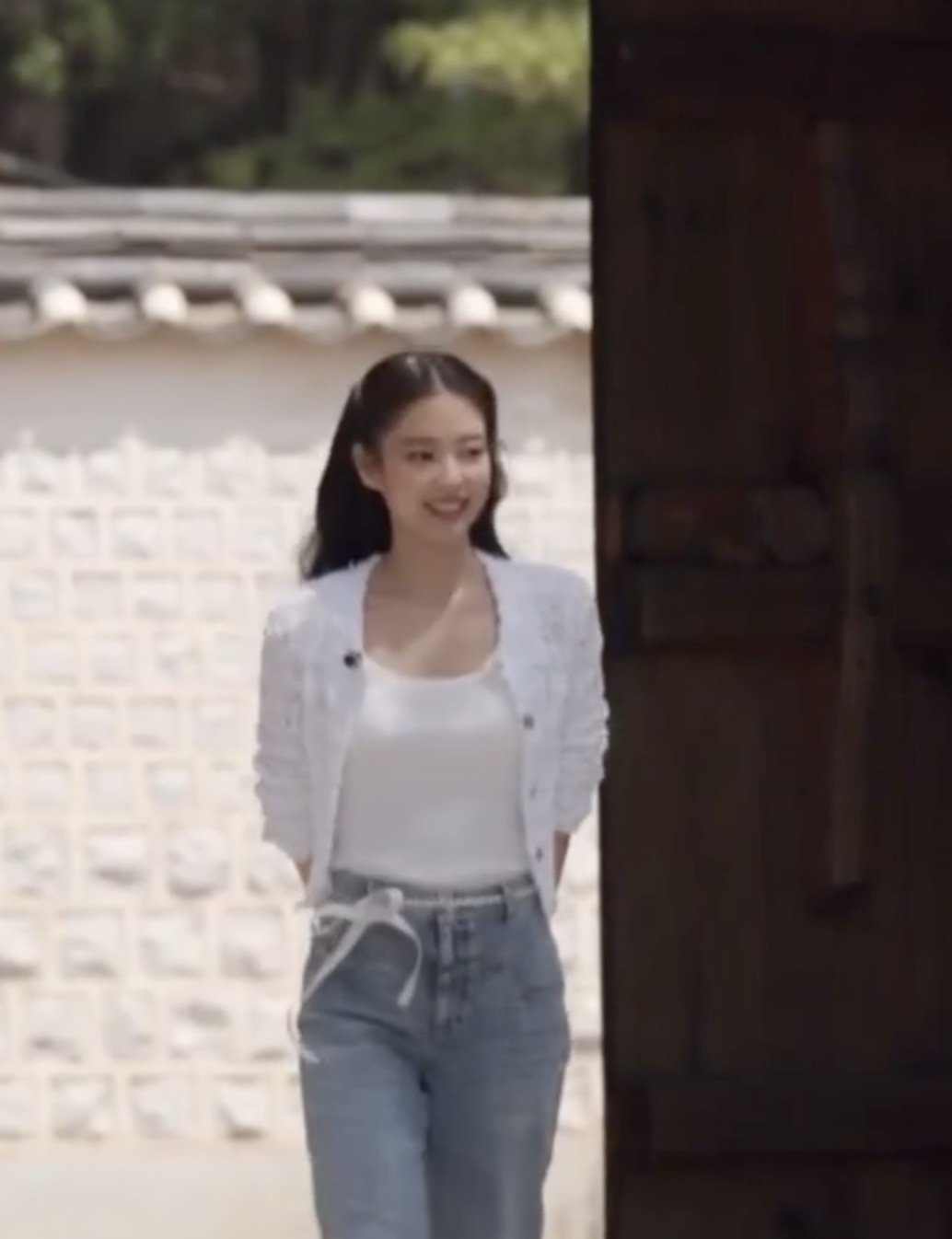 청순한 매력의 제니 유퀴즈 착장🤍
샤넬로 완성한 청순하면서도 클래식한 가디건 정보✔️

*샤넬(CHANEL)
- 카디건 코튼 화이트 / 540만 원 이미지