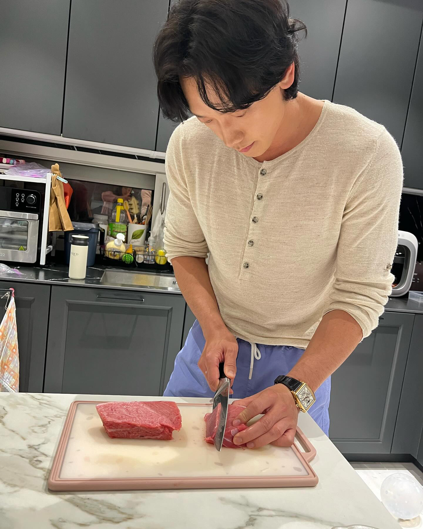 남자의 무드를 느낄 수 있는 헨리넥🪡

단추 몇 개로 분위기를 바꾸는 헨리넥(Henley Neck).

19세기 영국 조정 경기 선수들이 입던 유니폼에서 유래된 헨리넥은 남성미와 활동성을 동시에 살릴 수 있는 아이템입니다.

간단히 티셔츠만 입어도 되고 이너로서 활용하기도 좋은 아이템으로 무심하게 단추를 풀어주면 여러 스타일로 활용할 수 있습니다.

여름엔 헨리넥 반팔 하나 챙겨놓기😎 이미지
