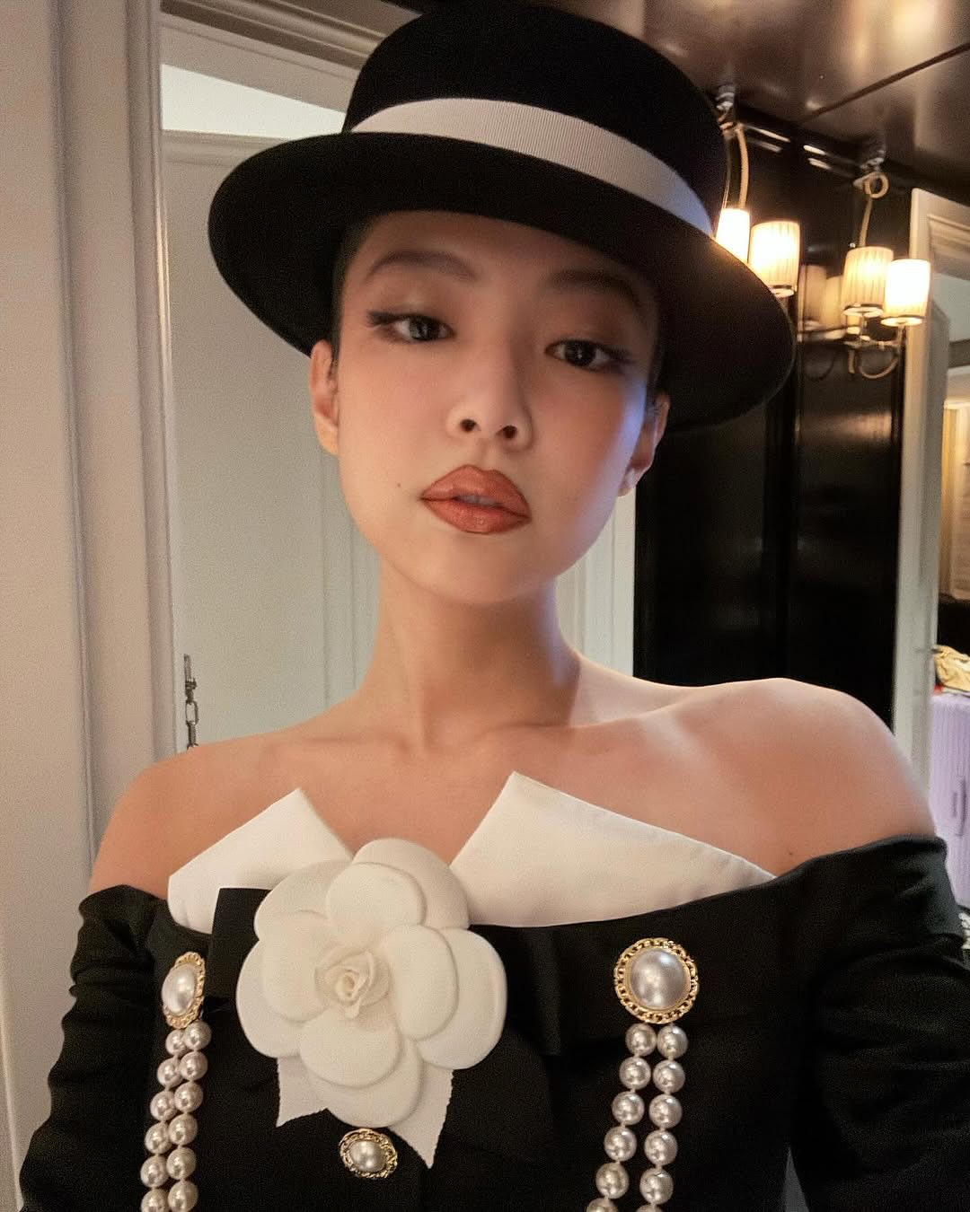 다시봐도 너무 샤넬 모자 제니🖤🤍
클로즈업 된 모자 착샷과 얼굴로 그 과정을 보아요📸💄 이미지5