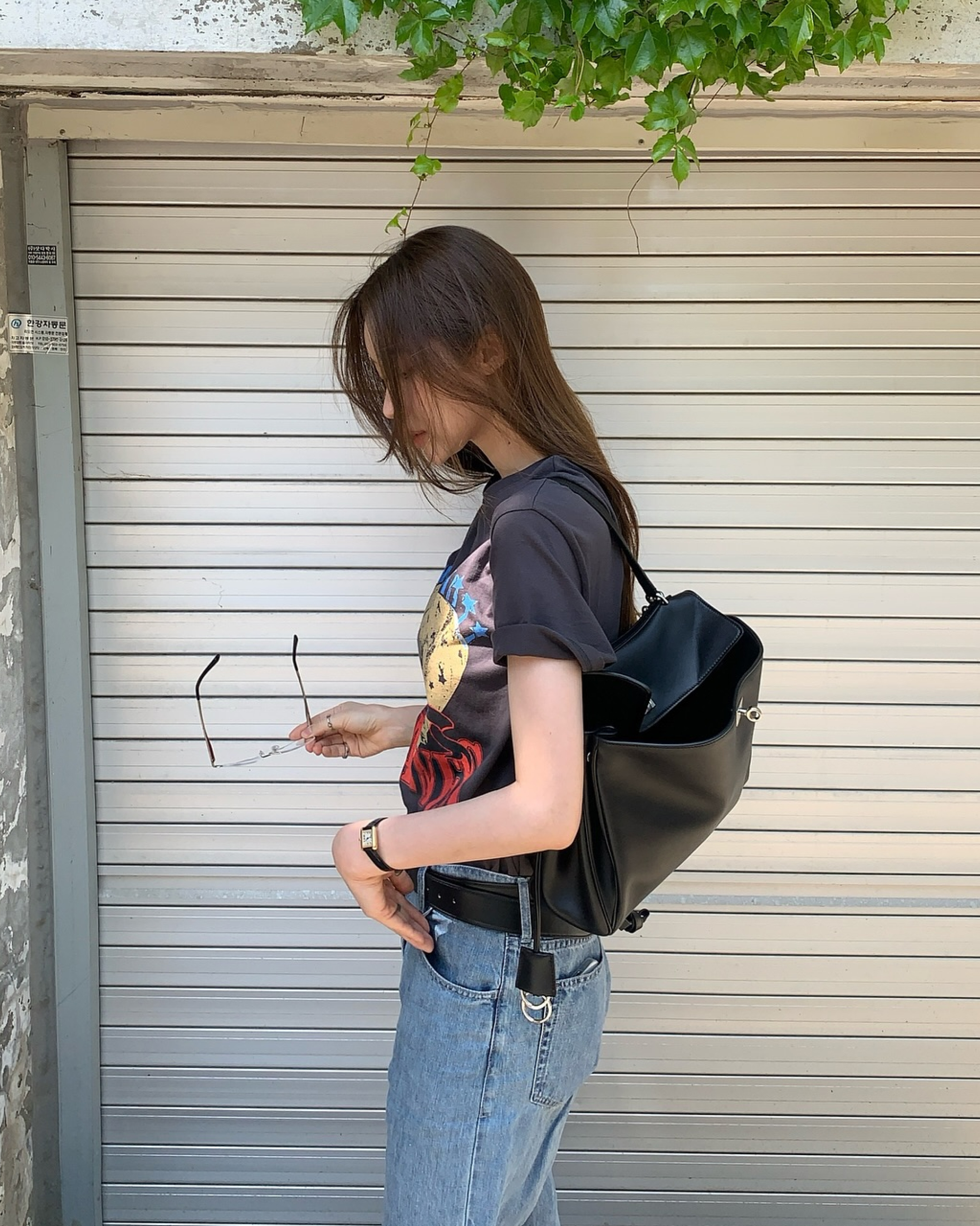 요즘 자주 보이는🖤블랙백 뭐지?
최근 정원언니 일상 속😎가볍게 걸치는 백 포인트

봄날씨에 차정원이 선택한 블랙백은 발렌시아가 입니다.

차정원이 선택한 이 가방은 바로 발렌시아가의 로데오백입니다. 클래식한 실루엣에 빈티지 디테일이 더해진 디자인으로, 어떤 스타일에도 자연스럽게 녹아드는 매력을 지녔습니다.

특히 일상에서 활용도 높은 숄더백 스타일로, 홀터넥 톱과 스웨트팬츠로 꾸안꾸 무드를 살린 룩에 푸마 스피드캣과 함께 연출해 편안하면서도 센스 있는 스타일을 완성했습니다.

빈티지 무드 그래픽 티셔츠와 연청 데님 팬츠로 내추럴한 데일리룩을 연출했습니다. 블랙 숄더백으로 포인트를 더해 밸런스를 잡으며, 전체적으로 편안하고 트렌디한 느낌을 줍니다. 이미지3