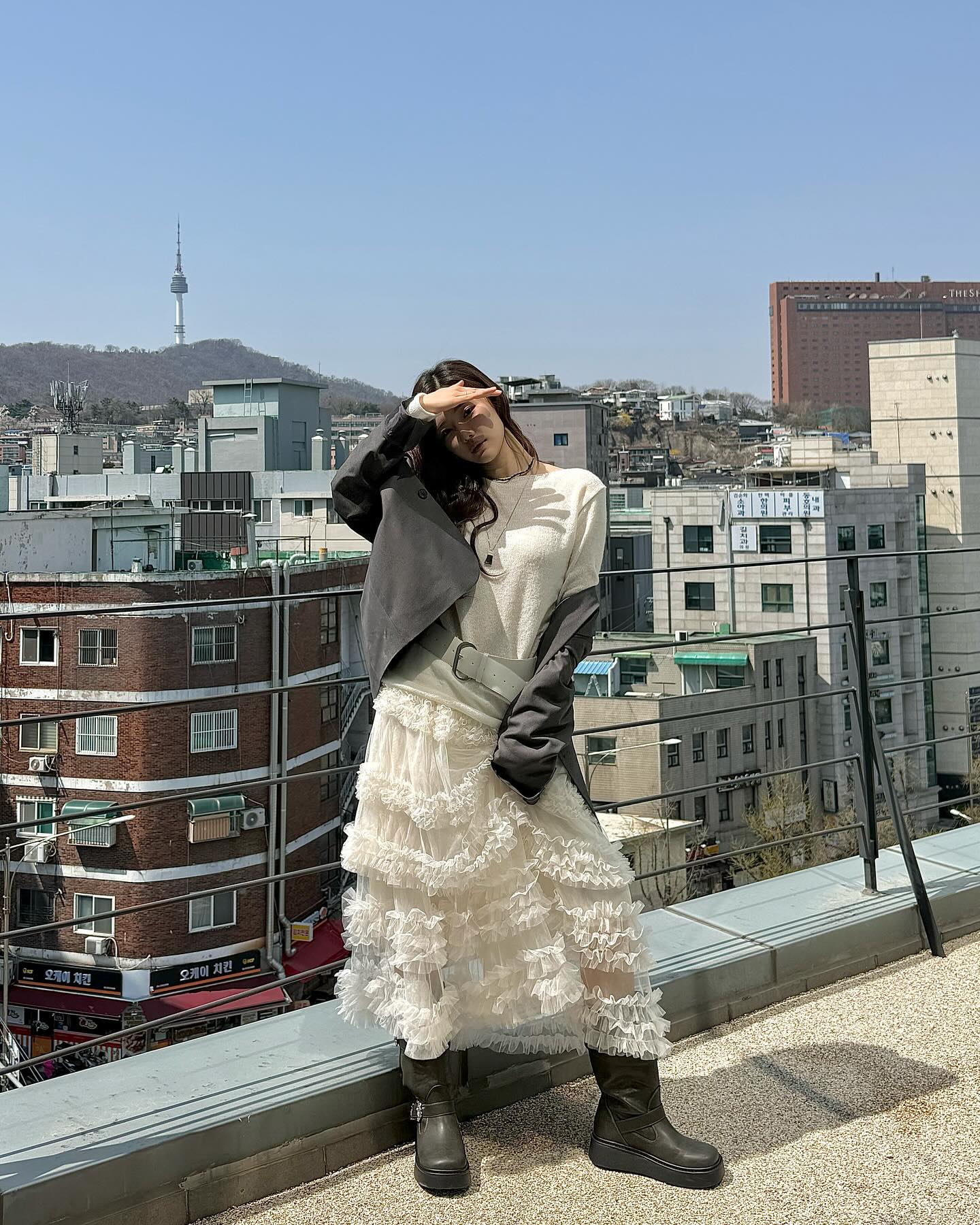 캐주얼한 상의엔 화이트 스커트🤍
미니멀 + 러블리를 믹스매치한 추천 봄 코디✨  이미지4