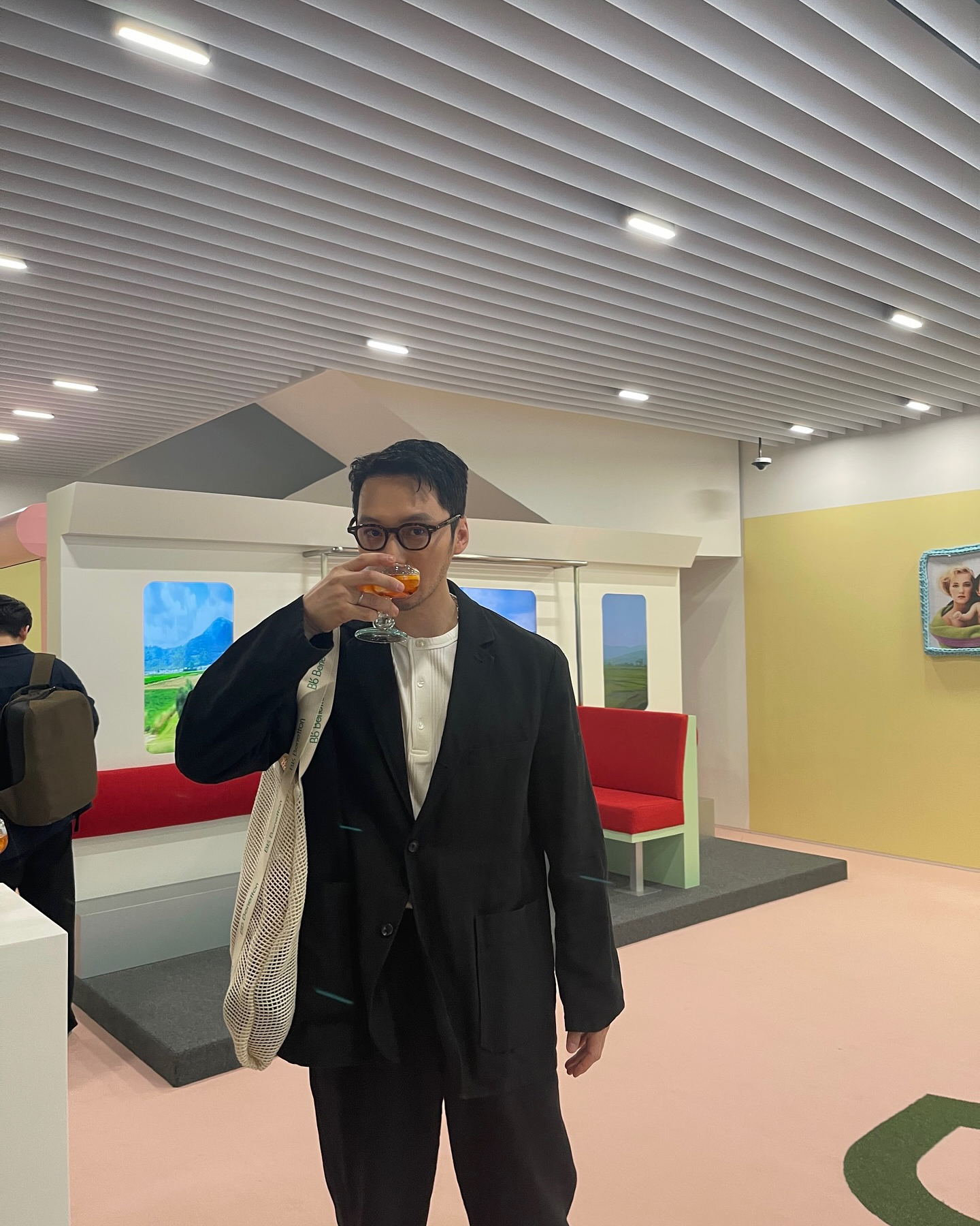 남자의 무드를 느낄 수 있는 헨리넥🪡

단추 몇 개로 분위기를 바꾸는 헨리넥(Henley Neck).

19세기 영국 조정 경기 선수들이 입던 유니폼에서 유래된 헨리넥은 남성미와 활동성을 동시에 살릴 수 있는 아이템입니다.

간단히 티셔츠만 입어도 되고 이너로서 활용하기도 좋은 아이템으로 무심하게 단추를 풀어주면 여러 스타일로 활용할 수 있습니다.

여름엔 헨리넥 반팔 하나 챙겨놓기😎 이미지